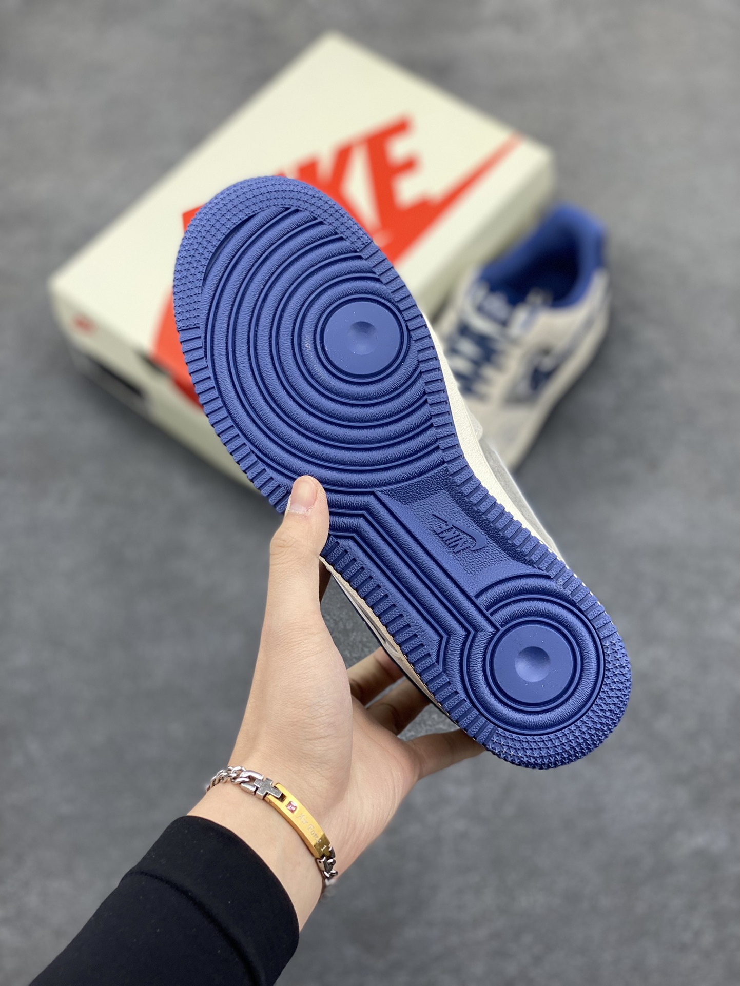 图片[5]-NIke Air Force 1 \’07 Low “暴力熊联名——雪花灰猪八”空军一号 低帮 运动鞋 休闲鞋 折边针车 工艺难度大 原楦头原纸板 原装鞋盒 定制五金配件 内置全掌气垫 原厂鞋底 货号：KK1988-053 尺码：36 36.5 37.5 38 38.5 39 40 40.5 41 42 42.5 43 44 44.5 45-选品中心