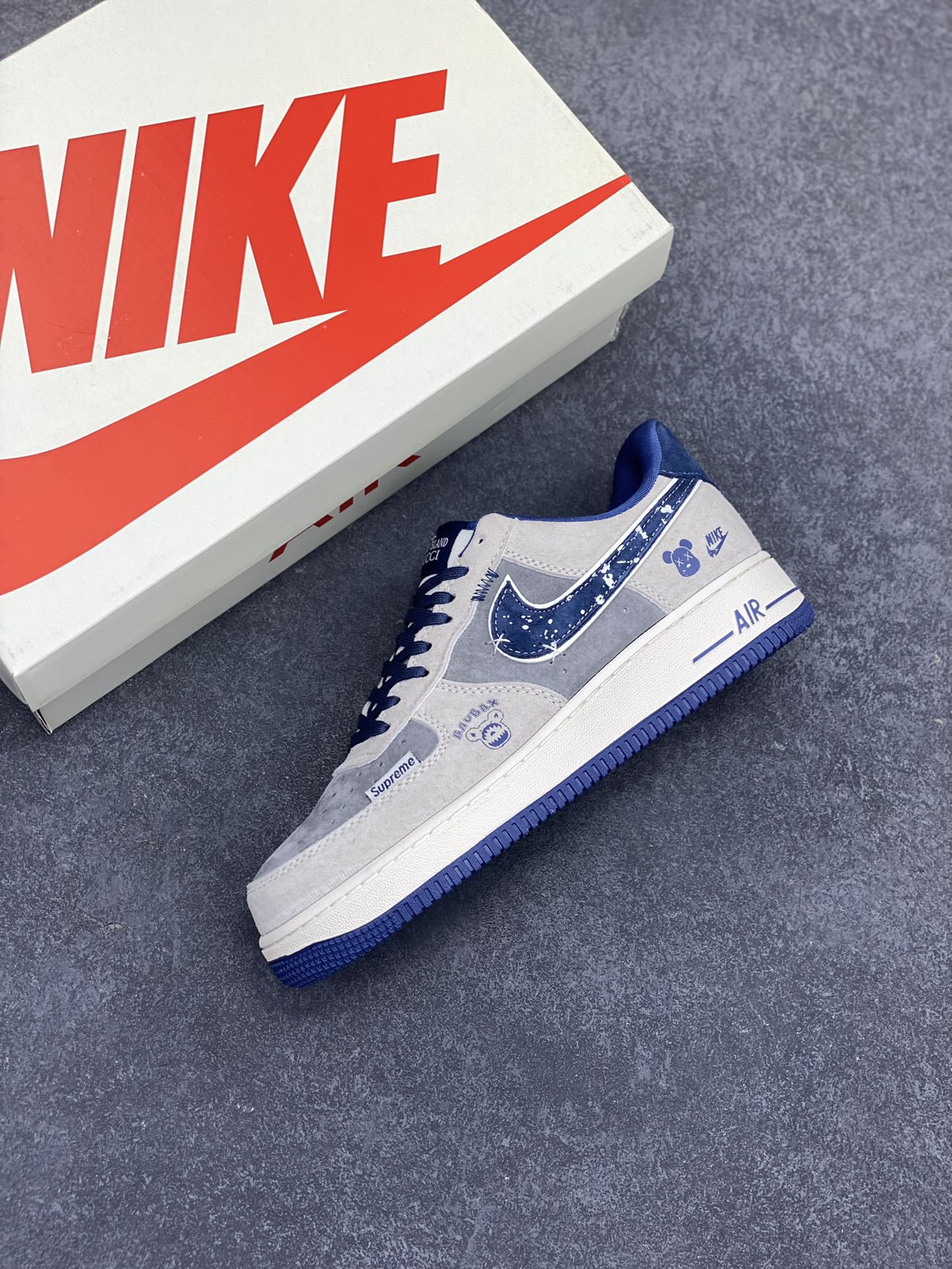 图片[7]-NIke Air Force 1 \’07 Low “暴力熊联名——雪花灰猪八”空军一号 低帮 运动鞋 休闲鞋 折边针车 工艺难度大 原楦头原纸板 原装鞋盒 定制五金配件 内置全掌气垫 原厂鞋底 货号：KK1988-053 尺码：36 36.5 37.5 38 38.5 39 40 40.5 41 42 42.5 43 44 44.5 45-选品中心