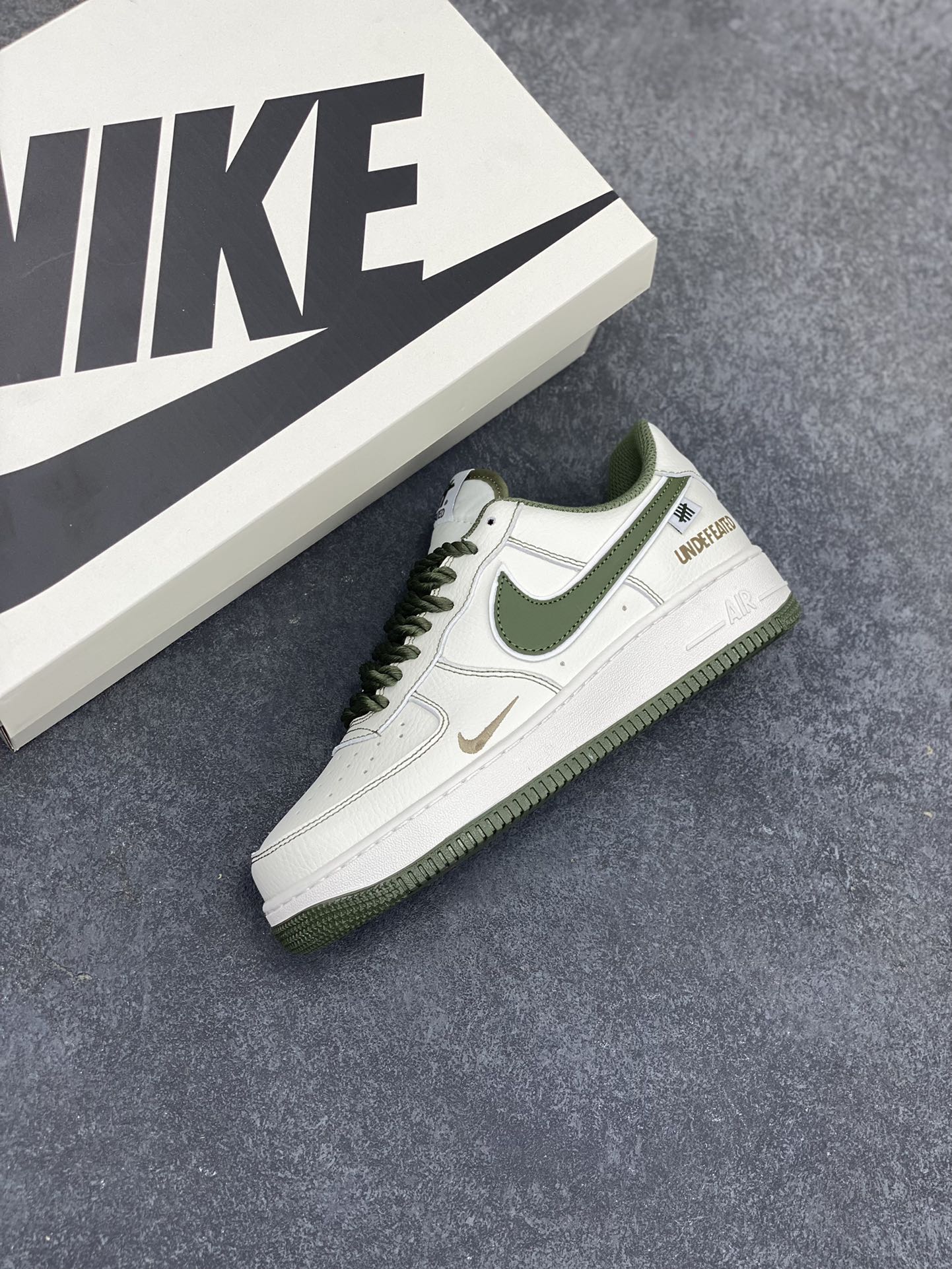 图片[7]-Nike Air Force 1 Low 空军一号低帮百搭休闲运动板鞋。柔软、弹性十足的缓震性能和出色的中底设计，横跨复古与现代的外型结合，造就出风靡全球三十多年的Force 1，直到今天还深受青睐。 货号：UT2023-208 尺码：36 36.5 37.5 38 38.5 39 40 40.5 41 42 42.5 43 44 44.5 45-选品中心