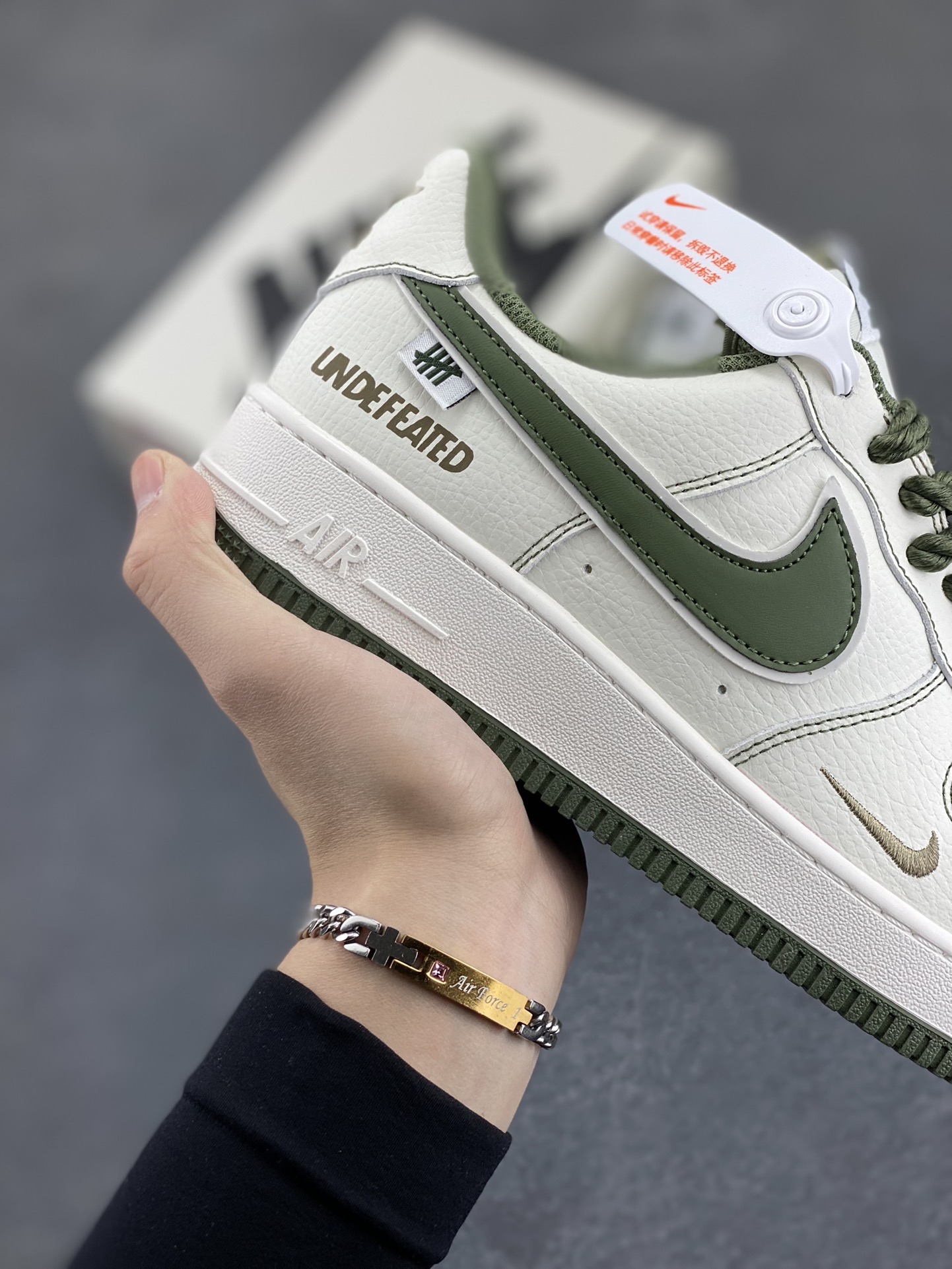 图片[6]-Nike Air Force 1 Low 空军一号低帮百搭休闲运动板鞋。柔软、弹性十足的缓震性能和出色的中底设计，横跨复古与现代的外型结合，造就出风靡全球三十多年的Force 1，直到今天还深受青睐。 货号：UT2023-208 尺码：36 36.5 37.5 38 38.5 39 40 40.5 41 42 42.5 43 44 44.5 45-选品中心