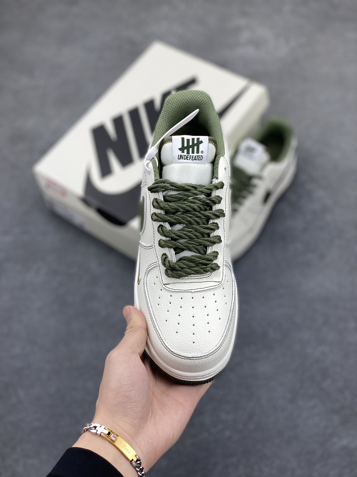 图片[2]-Nike Air Force 1 Low 空军一号低帮百搭休闲运动板鞋。柔软、弹性十足的缓震性能和出色的中底设计，横跨复古与现代的外型结合，造就出风靡全球三十多年的Force 1，直到今天还深受青睐。 货号：UT2023-208 尺码：36 36.5 37.5 38 38.5 39 40 40.5 41 42 42.5 43 44 44.5 45-选品中心