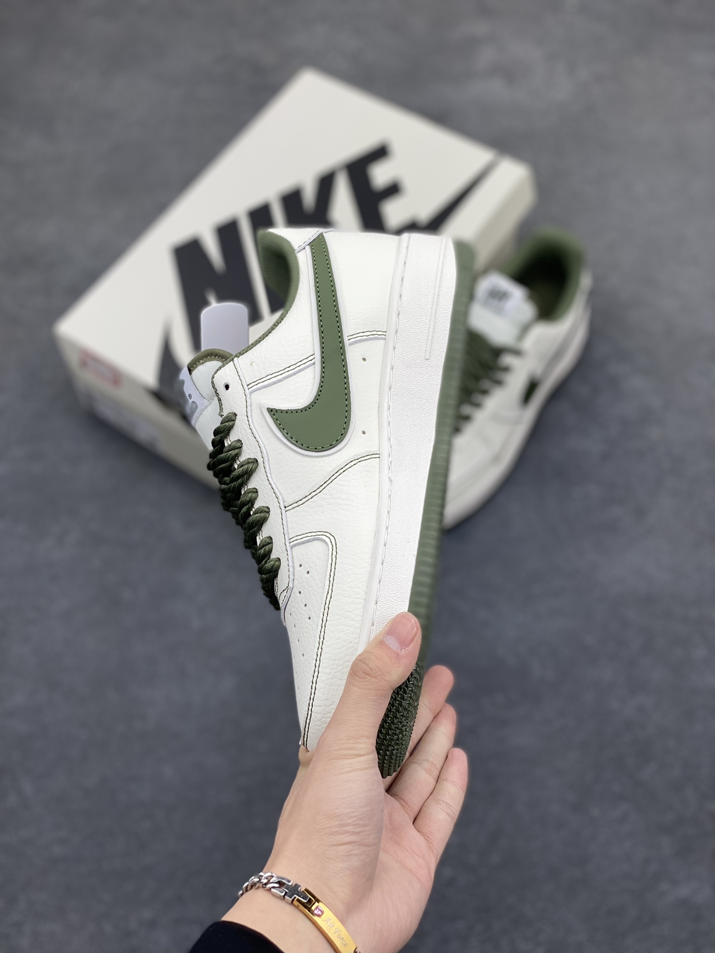 图片[3]-Nike Air Force 1 Low 空军一号低帮百搭休闲运动板鞋。柔软、弹性十足的缓震性能和出色的中底设计，横跨复古与现代的外型结合，造就出风靡全球三十多年的Force 1，直到今天还深受青睐。 货号：UT2023-208 尺码：36 36.5 37.5 38 38.5 39 40 40.5 41 42 42.5 43 44 44.5 45-选品中心