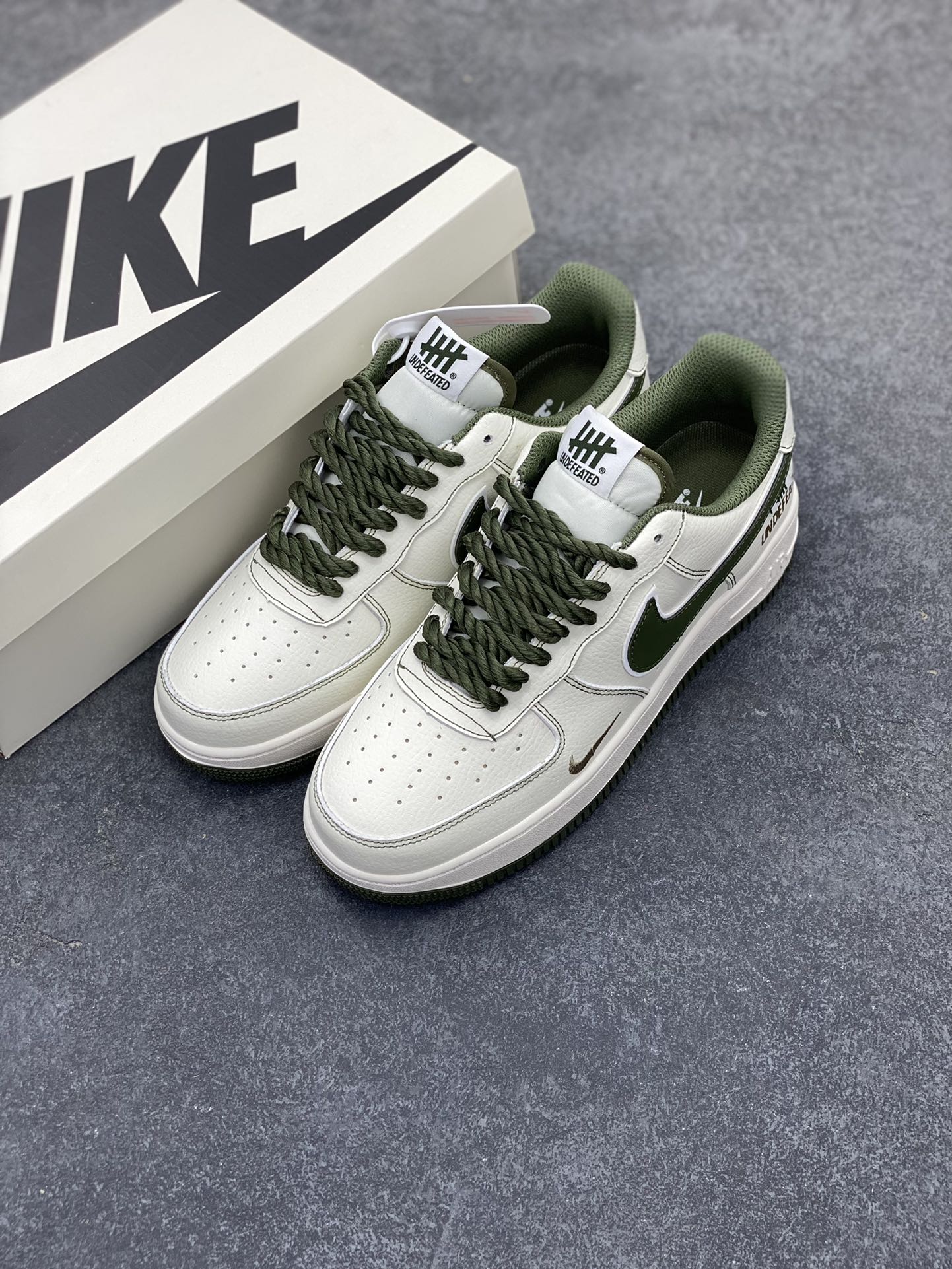 图片[8]-Nike Air Force 1 Low 空军一号低帮百搭休闲运动板鞋。柔软、弹性十足的缓震性能和出色的中底设计，横跨复古与现代的外型结合，造就出风靡全球三十多年的Force 1，直到今天还深受青睐。 货号：UT2023-208 尺码：36 36.5 37.5 38 38.5 39 40 40.5 41 42 42.5 43 44 44.5 45-选品中心