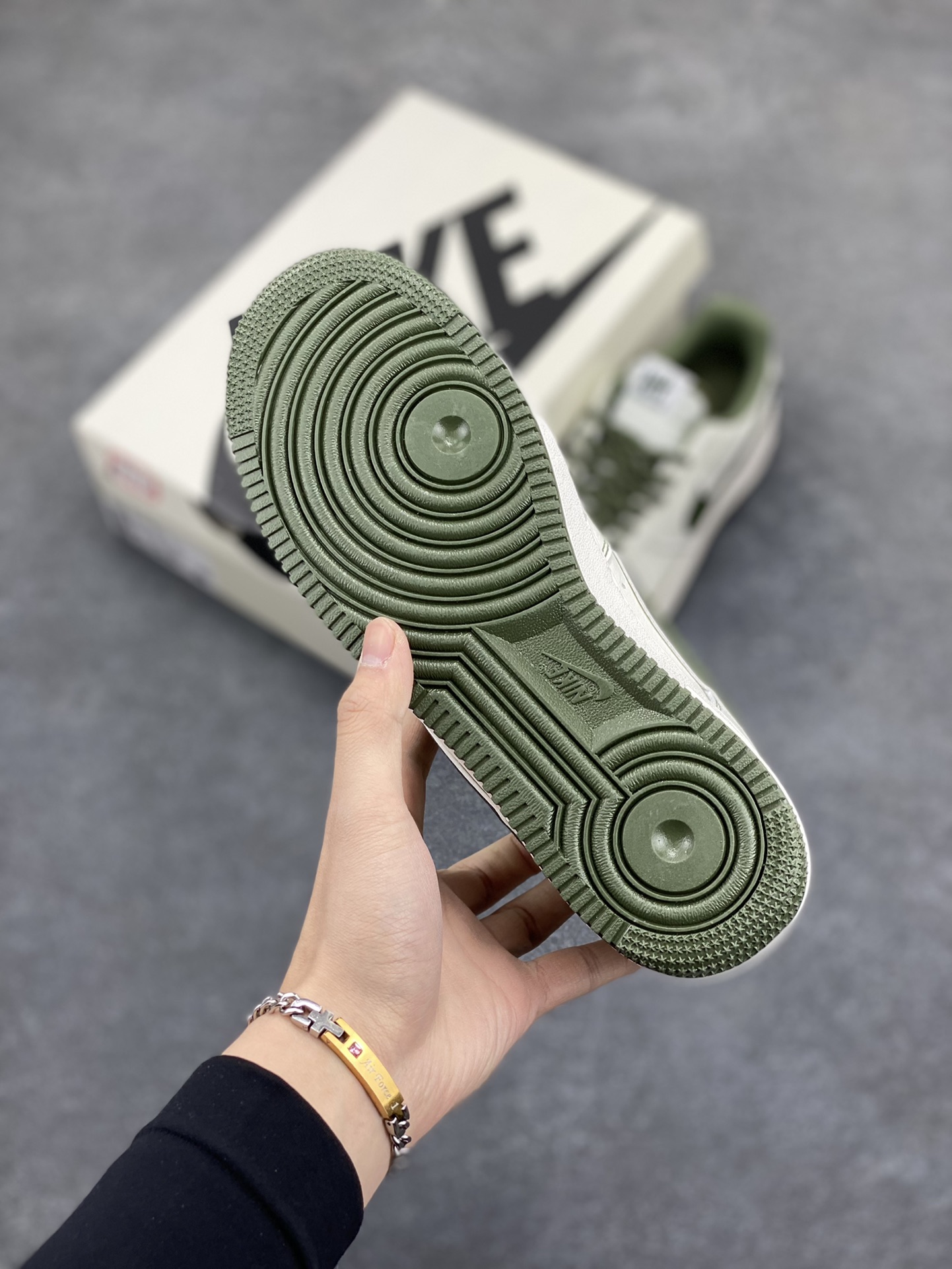 图片[5]-Nike Air Force 1 Low 空军一号低帮百搭休闲运动板鞋。柔软、弹性十足的缓震性能和出色的中底设计，横跨复古与现代的外型结合，造就出风靡全球三十多年的Force 1，直到今天还深受青睐。 货号：UT2023-208 尺码：36 36.5 37.5 38 38.5 39 40 40.5 41 42 42.5 43 44 44.5 45-选品中心