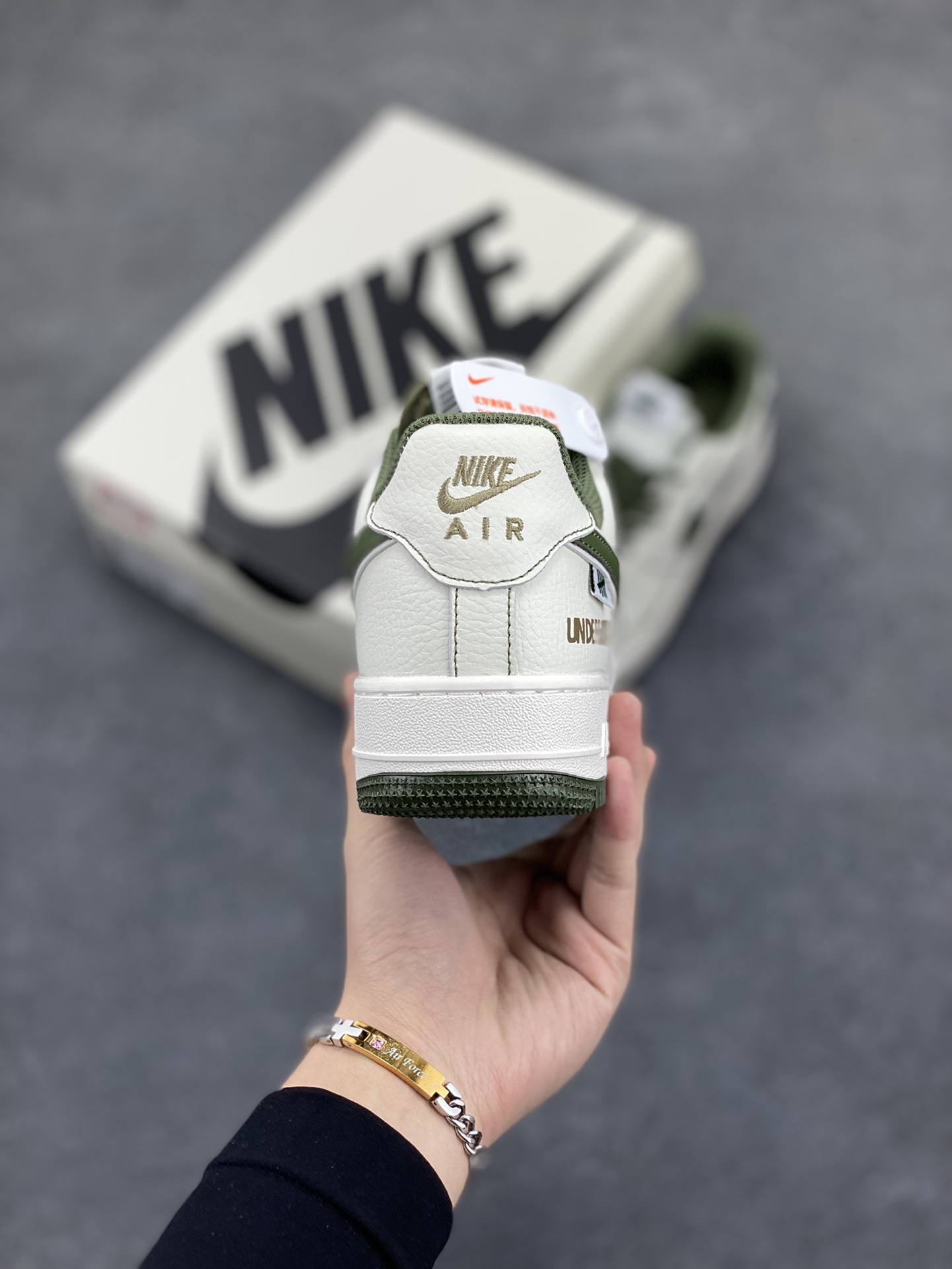 图片[4]-Nike Air Force 1 Low 空军一号低帮百搭休闲运动板鞋。柔软、弹性十足的缓震性能和出色的中底设计，横跨复古与现代的外型结合，造就出风靡全球三十多年的Force 1，直到今天还深受青睐。 货号：UT2023-208 尺码：36 36.5 37.5 38 38.5 39 40 40.5 41 42 42.5 43 44 44.5 45-选品中心