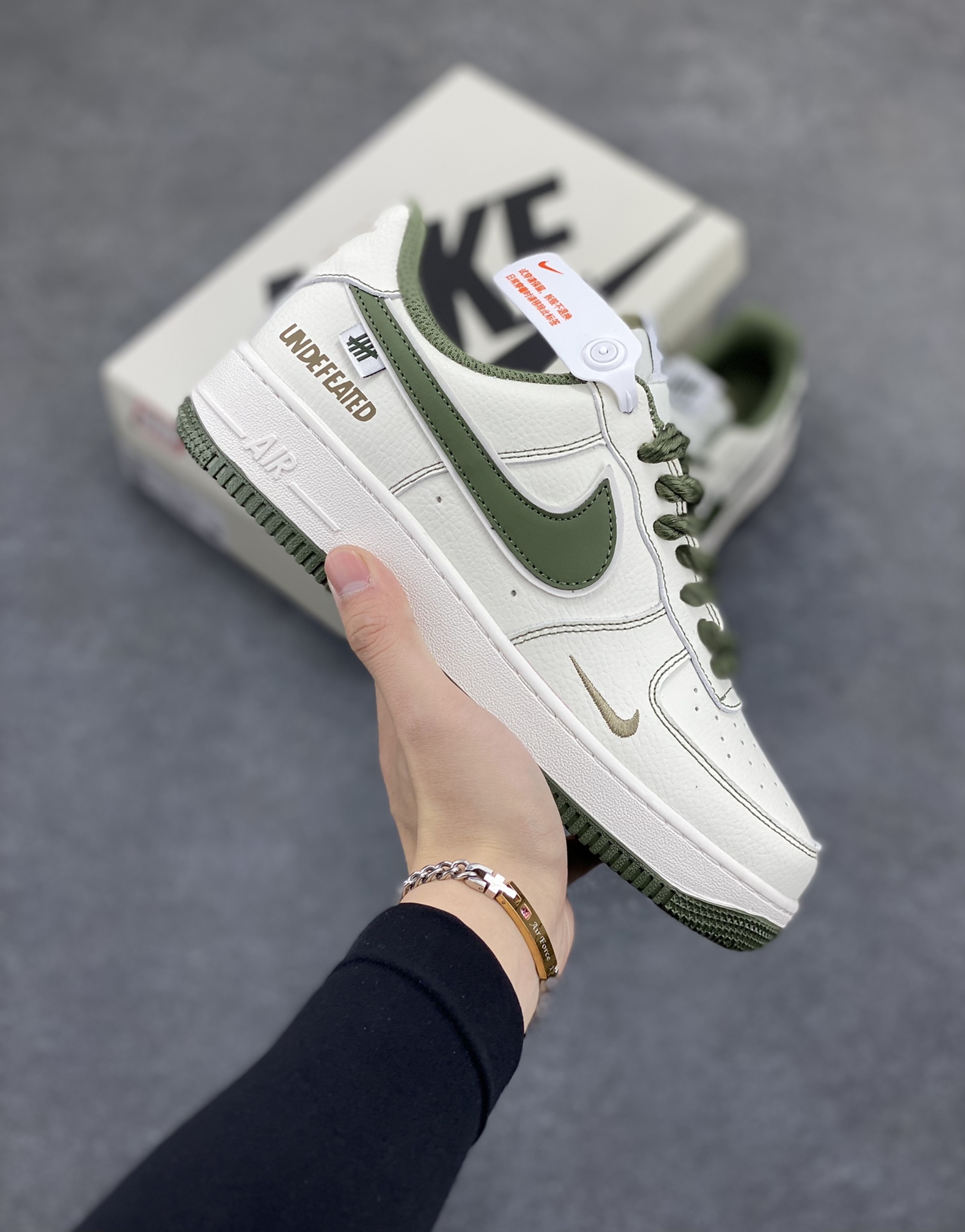 Nike Air Force 1 Low 空军一号低帮百搭休闲运动板鞋。柔软、弹性十足的缓震性能和出色的中底设计，横跨复古与现代的外型结合，造就出风靡全球三十多年的Force 1，直到今天还深受青睐。 货号：UT2023-208 尺码：36 36.5 37.5 38 38.5 39 40 40.5 41 42 42.5 43 44 44.5 45-选品中心