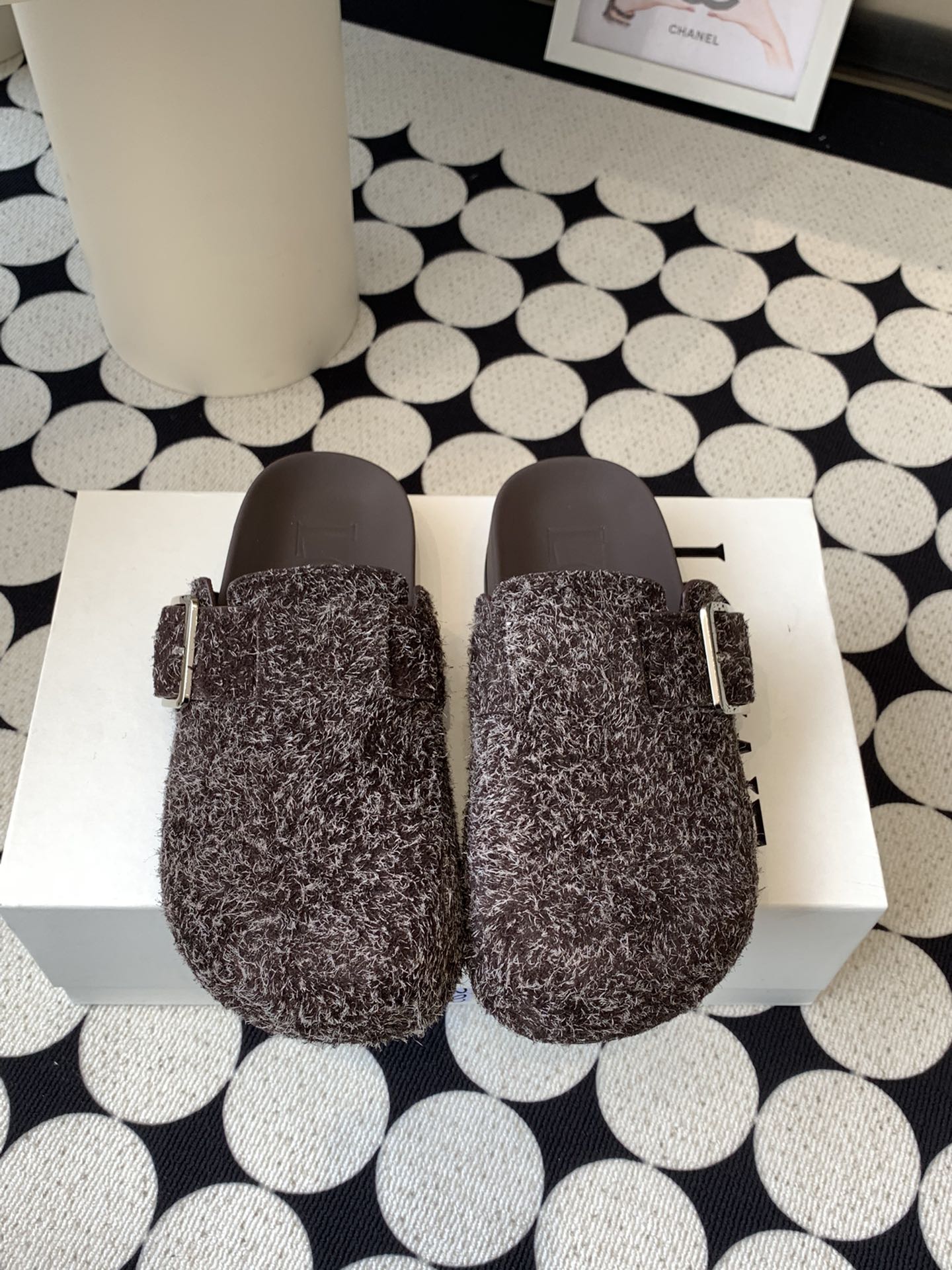 NO:233078,Loewe 25ss New Birken Slippers From the show continues the usual playful color of brand designer Jonathan Anderson. New Birken Muller Slippers are made of cute and interesting round toe and have a very retro carved details, with a full sense of design. Original fabric open mold imported wool cloth inner sheepskin original open mold rubber outsole size 35-41 (customized for 40.41), semi-drag, loewe, loewe, slippers, sheepskin19860909Loewe 罗意威 25ss 新款勃肯拖鞋 来自秀场延续品牌设计师Jonathan Anderson一贯的玩味主义色彩 新款 勃肯 穆勒拖鞋以可爱有趣的圆形鞋头搭配极具复古风的雕花细节,设计感十足 面料原版开模进口羊毛布 内里羊皮 原版开模橡胶大底 码数35-41（40.41定做）,半拖,loewe,loewe,slippers,sheepskin,Women's Shoes