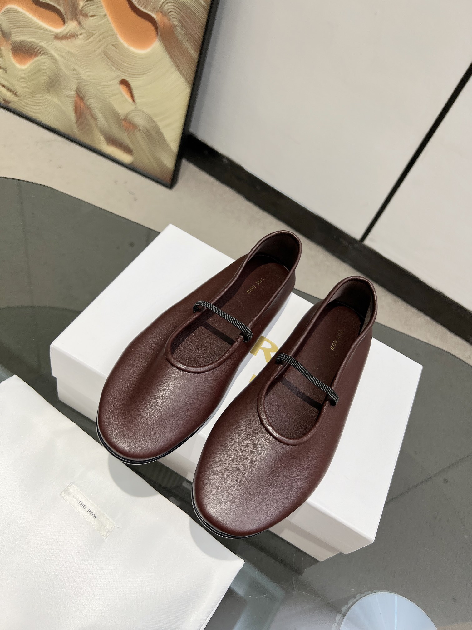 NO:670242,THE ROW Beautiful shoes THE ROW 2025 early autumn new ballet shoes So beautiful ballet shoes, so soft that you can't feel their existence, simple design and uncompromising high quality, minimalist aesthetics throughout every detail, fashionable at the end Upper: Imported lambskin Lining: Sheepskin foot pads Sole: Italian genuine leather Bottom size: 35-39, single shoes, sheepskin19860909THE ROW 绝美单鞋THE ROW 2025早秋新款芭蕾舞鞋好美的芭蕾舞鞋,柔软到感受不到它的存在,简约的设计和毫不妥协的高品质,将极简主义美学贯穿于每一个细节,时髦尽头存在鞋面:进口小羊皮内里:羊皮垫脚 鞋底:意大利真皮底码数:35-39,单鞋,sheepskin,Women's Shoes