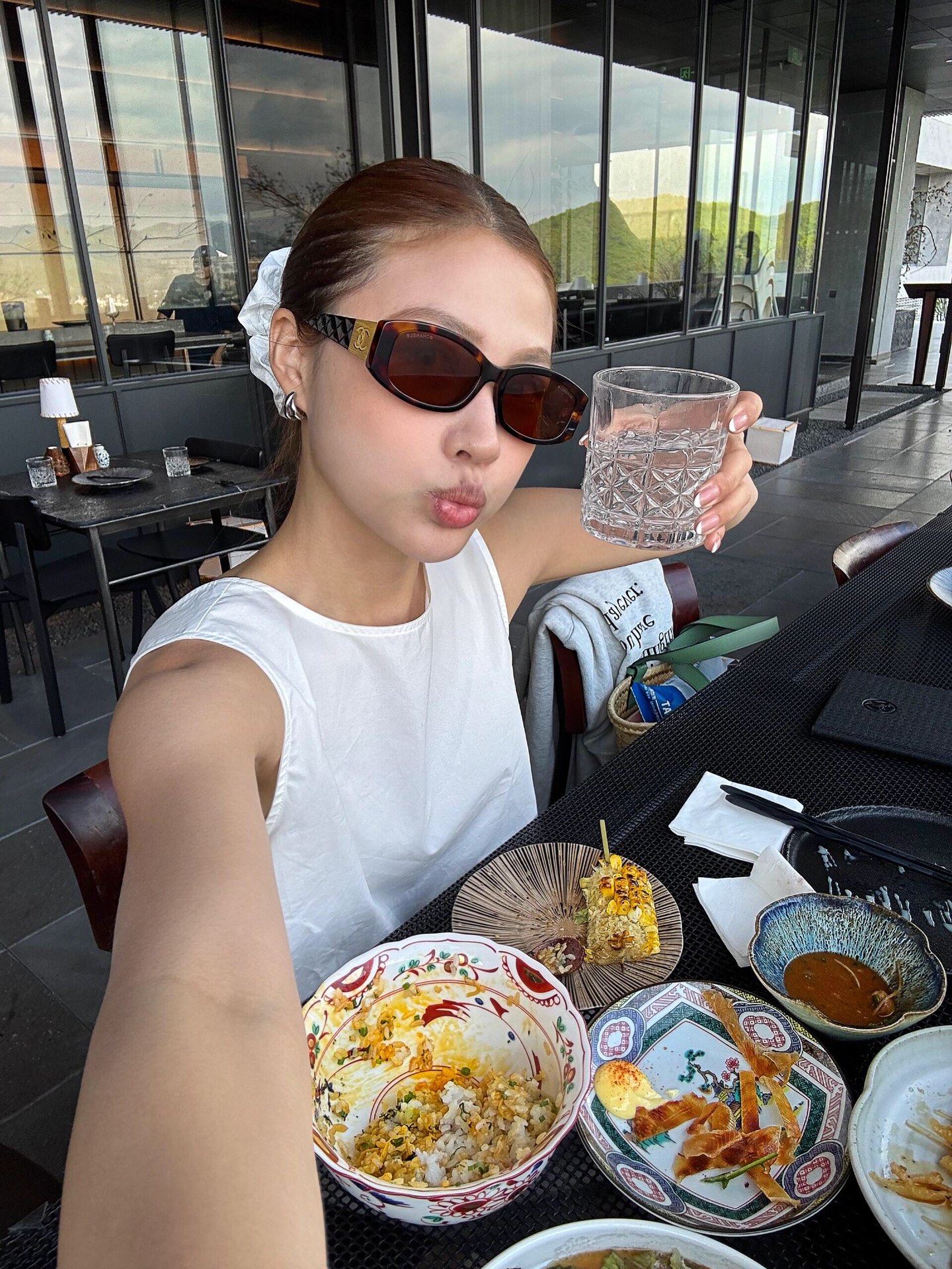 CHANEL爆款C74573S墨镜\n复古氛围感拉满中古风满满的一副\n上脸氛围感尊嘟好绝～出门拍照妥妥滴