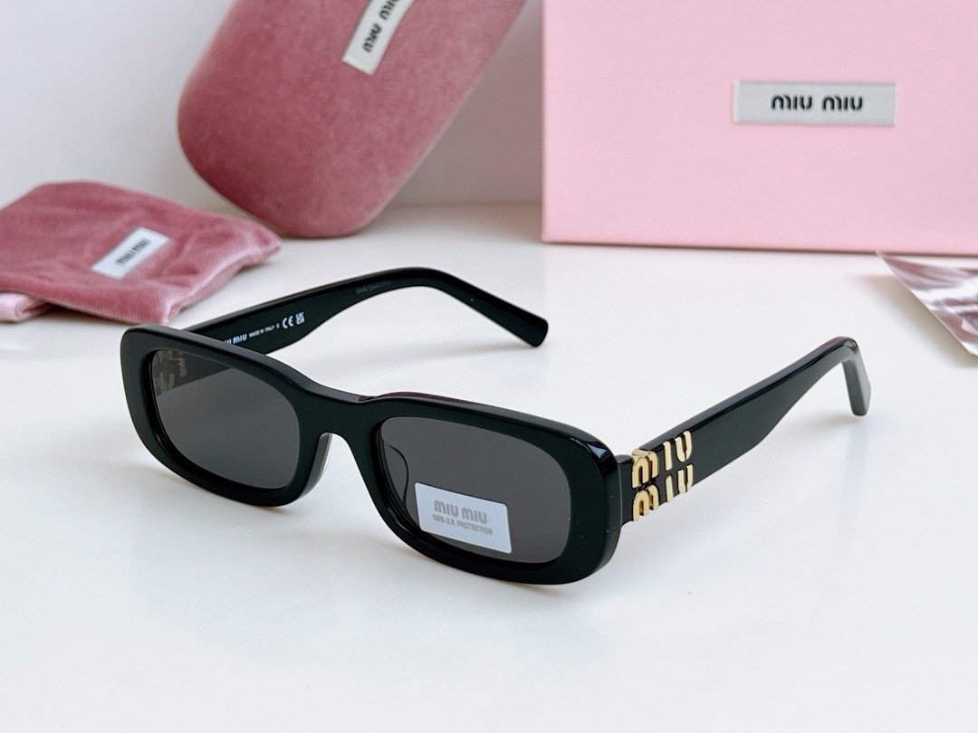  新色‼️𝗠𝗜𝗨𝗠𝗜𝗨 免代购版本 
小脸必入凹造型绝美
Mod：SMU08ZS
Size：53口20-