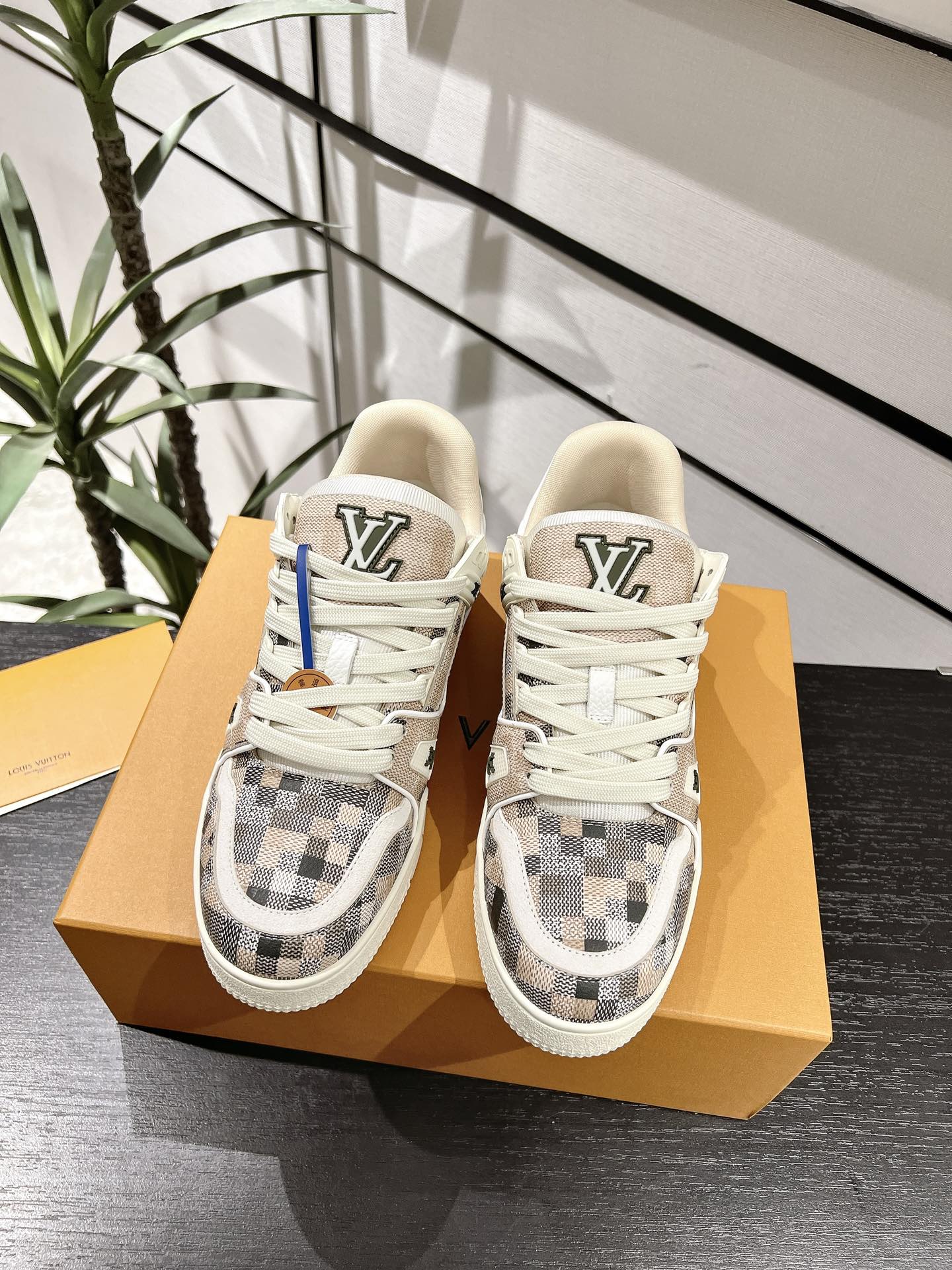 NO:402276,#Top version Couple model LV Louis Vuitton L Home Trainer 25 Spring/New style Casual sports shoes Skateboard shoes LV Trainer sports shoes are inspired by retro basketball shoes, representing Virgil Abloh's iconic design concept, showing the contemporary interpretation of retro basketball sneakers. Grained cowhide leather The latter echoes the design of the seasonal ready-to-wear series. Monogram floral embellishment rubber outsole, LV letters mark the tongue. Fabric: Original custom top layer cowhide Inner: Original custom breathable net Outsole: Two-color TPU combination sole Thickness: 3CM Size: 35-45, casual shoes/sports shoes, louis vuitton, louis vuitton, louis  vuitton,sneakers,cowhide19860909#顶级版本 情侣款 LV 路易威登L家 Trainer 25开春/新款 休闲 运动鞋 滑板鞋 LV Trainer 运动鞋的灵感源自复古篮球鞋,代表 Virgil Abloh 的标志性设计理念 展现复古篮球运动鞋的当代演绎.粒面牛皮革 后者与当季成衣系列设计遥相呼应.Monogram 花卉点缀橡胶外底,LV 字母标注鞋舌. 面料: 原版定制头层牛皮 内里: 原版定制透气网里 大底: 双色TPU组合大底 底厚: 3CM Size: 35-45,休闲鞋/运动鞋,louis vuitton,louis vuitton,louis vuitton,sneakers,cowhide,Women's Shoes