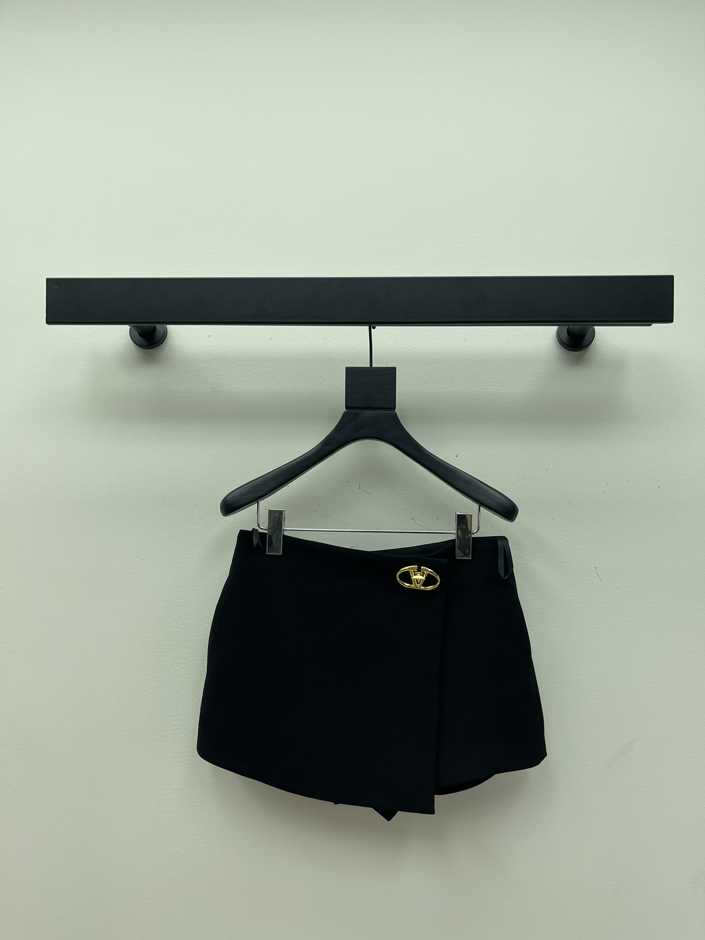 NO:313260,Val*25 new custom V-shaped metal buckle shorts, three-dimensional tailoring and piece design skirts, A-line style versatile and slimming, daily matching, shorts, shorts, alexander wang19860909Val*25新款定制V型金属扣饰短裤 立体剪裁搭片设计裙裤 A字版型百搭又显瘦 日常搭配度刚需 短款设计凸显长腿比例 法式优雅名媛风 衣橱必备气质单品 强烈推荐自留款 SML,,skirts,shorts,alexander wang,Women's clothing