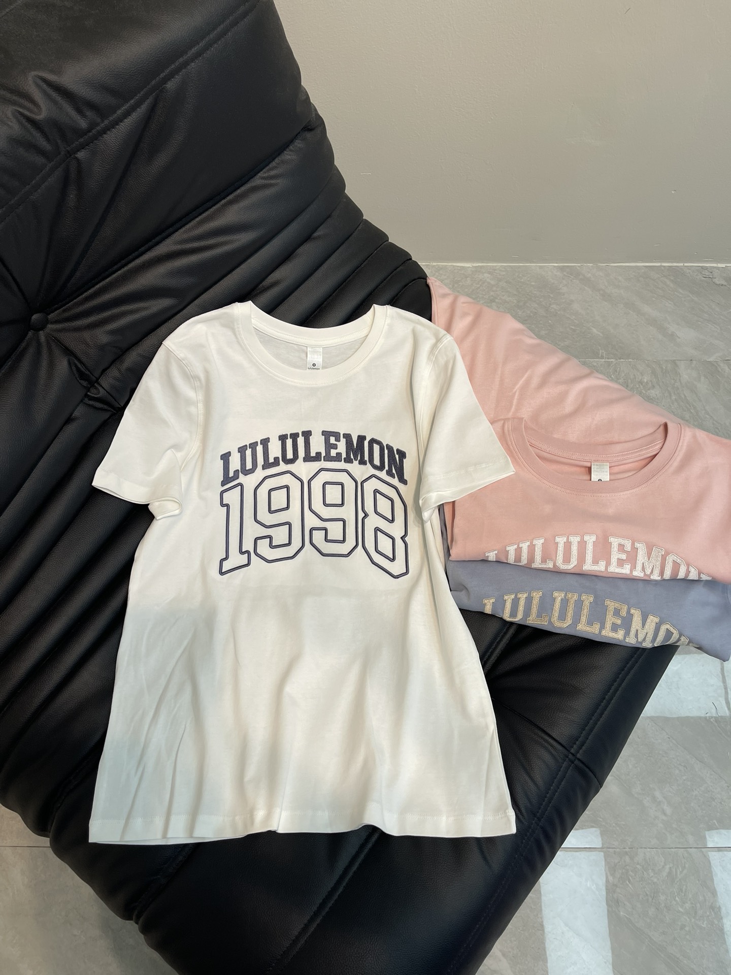 NO:313256,lulul* Relaxed Fit25 spring and summer new style college style women's ten thousand needle embroidered pure cotton short-sleeved T-shirt. Three colors: beige. sun gray. mist powder. SML, T-shirt,tees, t-shirt, alexander wang19860909lulul* Relaxed Fit25春夏新款学院风女士万针刺绣纯棉短袖T恤. 三色:米色.太阳灰.雾粉. 码数SML,,T-shirt,tees，t-shirt,alexander wang,Women's clothing