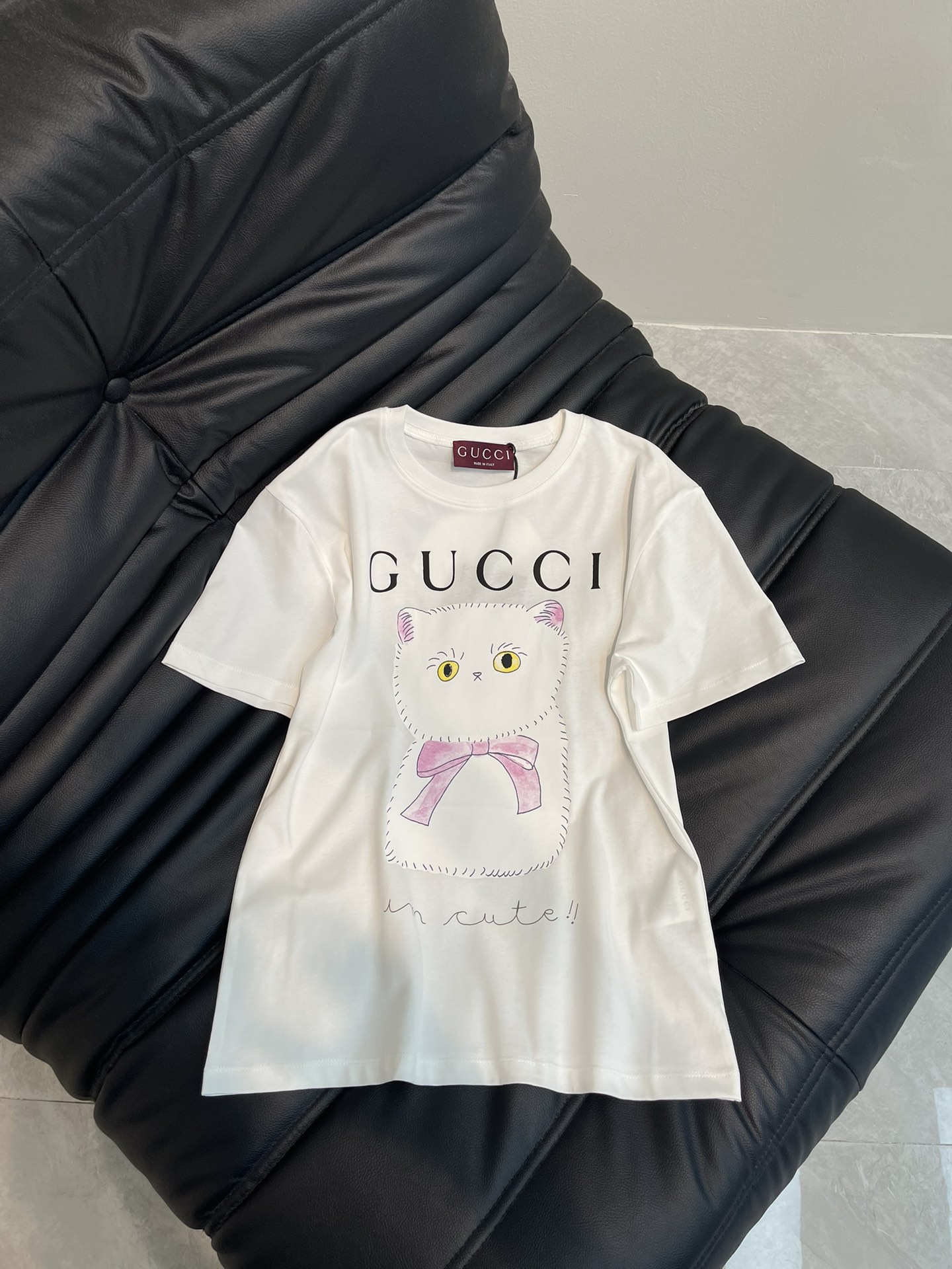 NO:313267,Gucc*25 spring and summer new round neck printed cartoon short-sleeved T-shirt Customized YB native cotton material breathable and comfortable, full texture. Regular short-sleeved T-shirt cut highlights the brand style. Made of gram-weight pure cotton, slightly elastic, and gives a slimming visual effect. The iconic letter logo on the chest is hand-painted colorful kitten pudding cartoon pattern embellishes the front and back. The brand's own fashion sense is instantly created. Create an age-reducing style at will. The inner wear is brilliant and fashionable. SML, gucci, T-shirt,tees, t-shirt,alexander wang19860909Gucc*25春夏新款圆领印花卡通短袖T恤 定制YB原生全棉材质 透气舒适 质感十足 常规短袖T恤裁剪 凸显品牌格调 采用克重纯棉制成 略带有弹力 呈现显瘦视觉效果 胸前标志性字母徽标手绘彩色小猫布丁卡通图案点缀前后 品牌自带的时尚感立现 随心打造减龄风格 单穿内搭都出彩时髦 SML,,gucci,T-shirt,tees，t-shirt,alexander wang,Women's clothing