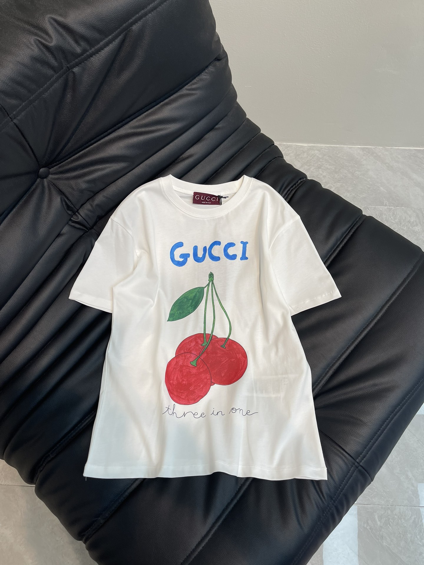 NO:313252,Gucc*25 spring and summer new printed cherry cartoon short-sleeved T-shirt custom YB native cotton material breathable and comfortable, full texture Slim T-shirt cut highlights the brand style Made of gram-weight pure cotton with a slight elasticity Presents a slim visual effect Printed with cherry and letter logo on the front with cherry pudding on the back highlights the brand design level Hand-painted style design highlights Jumping bright colors to highlight the high-end style All the inner wear is brilliant and fashionable S,,gucci,T-shirt,tees,t-shirt,alexander wang19860909Gucc*25春夏新款印花樱桃卡通短袖T恤 定制YB原生全棉材质 透气舒适 质感十足 修身T恤裁剪 凸显品牌格调 采用克重纯棉制成 略带有弹力 呈现显瘦视觉效果 正面印有樱桃和字母徽标 配合后背樱桃布丁 凸显品牌设计层次 手绘风格作设计亮点 跳跃鲜艳的配色彰显高级格调 单穿内搭都出彩时髦 S,,gucci,T-shirt,tees，t-shirt,alexander wang,Women's clothing