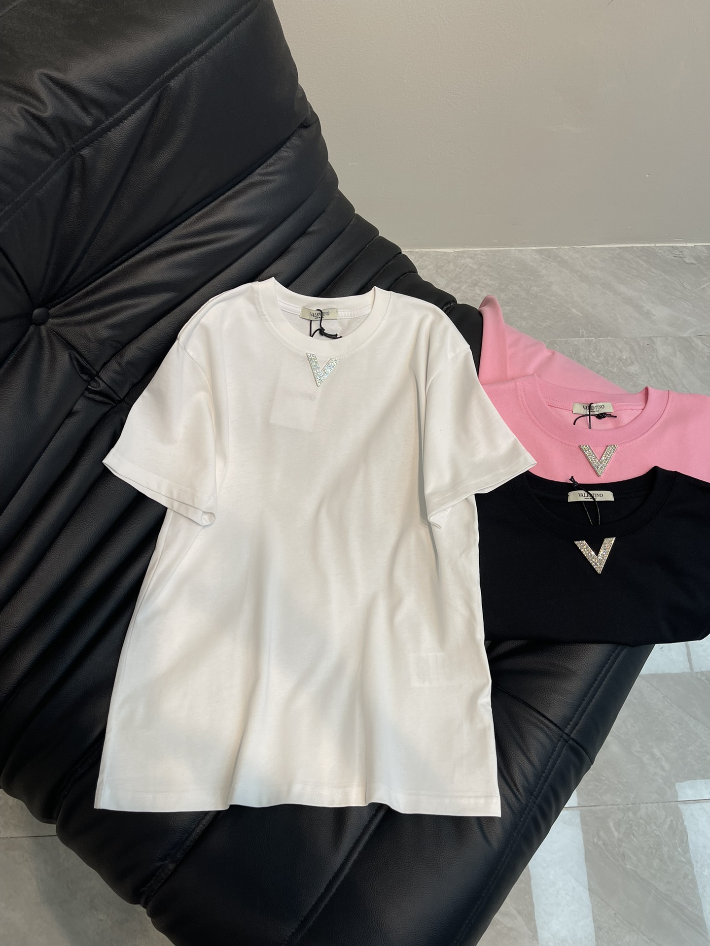 NO:313223,Val*25 spring and summer new flash diamond hardware small V short-sleeved T-shirt, imported pure cotton fabric, classic style versatile and not picky, and the upper body is very beautiful!  SML, T-shirt,tees,t-shirt,alexander wang19860909Val*25春夏新款闪钻五金小V短袖T恤,进口纯棉面料,经典版型百搭不挑人,上身非常漂亮！SML,,T-shirt,tees，t-shirt,alexander wang,Women's clothing
