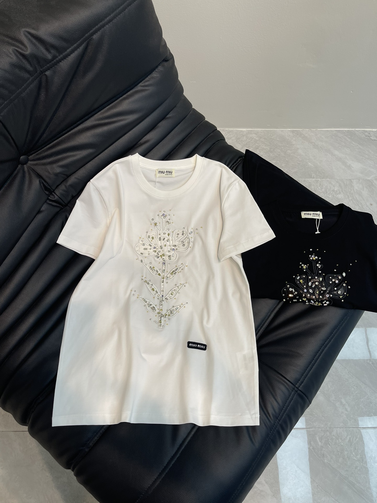 NO:313263,Miumi*25 spring and summer new heavy industry beaded short-sleeved T-shirt custom YB native cotton material breathable and comfortable, full texture. Regular T-shirt cutting highlights the brand style. Made of gram-weight pure cotton, slightly elastic, and slimming visual effect. Colorful water sewn on the chest, presenting three-dimensional trees, flowers and grass patterns. Combined with letter logos, exquisite and fashionable feeling, creating a personal style, fashionable and age-reducing. SML,,miumiu, T-shirt,tees, t-shirt,alexander wang19860909Miumi*25春夏新款重工钉珠短袖T恤 定制YB原生全棉材质 透气舒适 质感十足 常规T恤裁剪 凸显品牌格调 采用克重纯棉制成 略带有弹力 呈现显瘦视觉效果 胸前彩色水缝制 呈现出立体树木花草图案 配合字母徽标 精致时尚感立现 打造个性风格 时髦减龄 单穿内搭都出彩时髦 SML,,miumiu,T-shirt,tees，t-shirt,alexander wang,Women's clothing