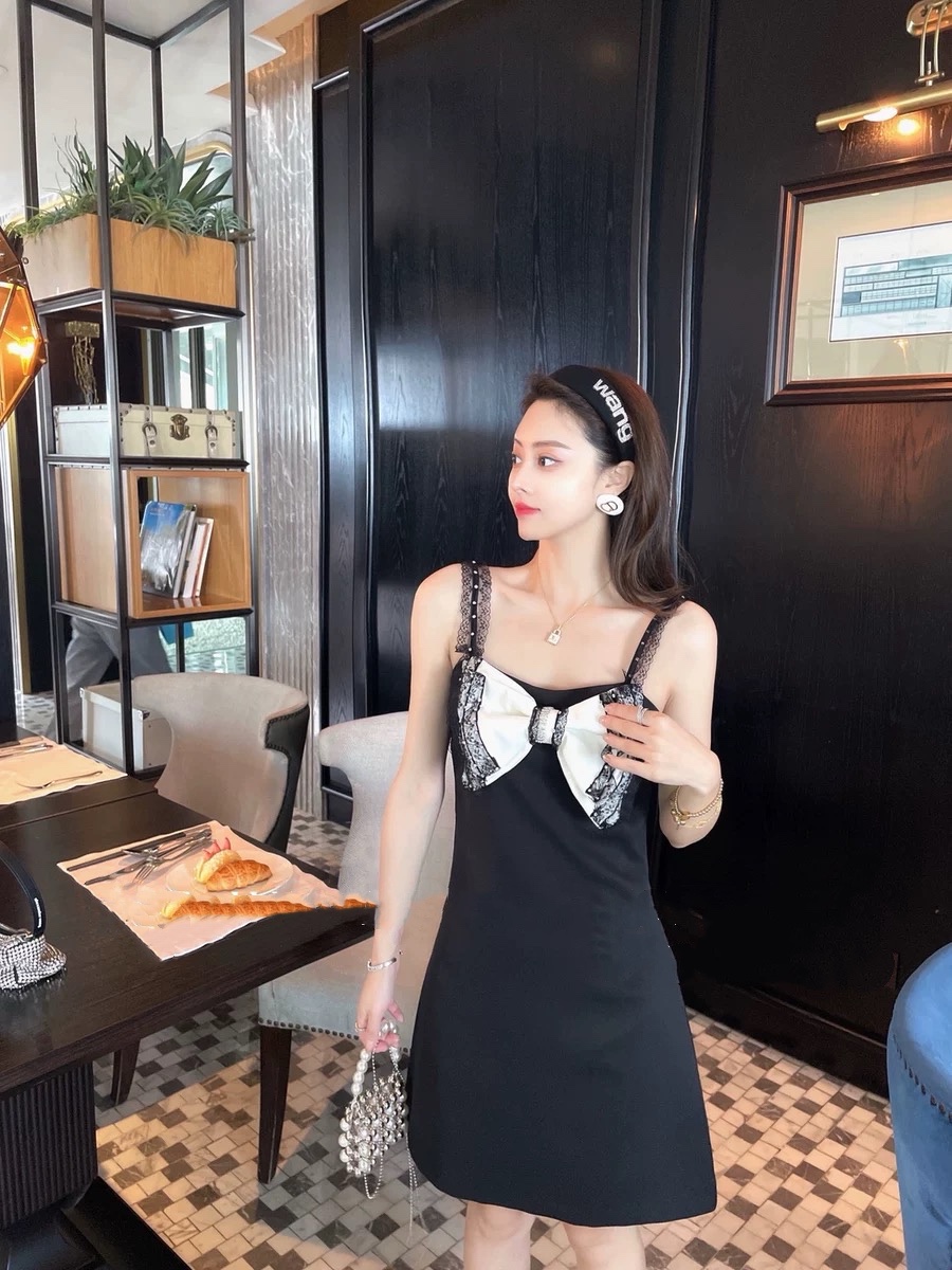 NO:312900,Model number D25022754 MiuMi* Miu Family New Style Recommended Products for Temperament and Celebrity Style Girl!  Lace spliced ​​contrasting color oversized bow with slim fit and slim diamond-set decorative suspender dress!  Black, (M size bust 76~86, waist 68, skirt length 81), miumiu, skirt 8, alexander wang19860909款号D25022754 MiuMi*缪家新款 气质名媛风千金大小姐推荐单品！蕾丝拼接撞色超大蝴蝶结修身显瘦镶钻装饰吊带连衣裙！黑色,（M码胸围76～86,腰围68,裙长81）,,miumiu,skirts,alexander wang,Women's clothing
