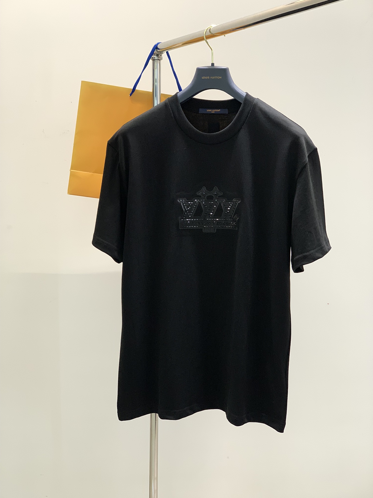 NO:124696,,LouisVuitton, the latest summer model, available at the counter at the same time, original singles, fashionable and casual round neck short-sleeved T-shirt, very distinctive on the upper body!  Eye-catching and highlighted, imported original fabric, top-grade ironing craft letter pattern decoration logo, simple but not lacking in fashion, classic and atmospheric, comfortable and breathable, handsome and stylish on the upper body, 2 colors recommended, code number S-XL,, louis vuitton, louis vuitton, T-shirt,tees, t-shirt,alexander wang19860909,LouisVuitton 路易威登,夏季最新款,专柜同步有售,原单狠货,时尚休闲圆领短袖T恤,上身很有特点！吸睛而有亮点,进口原版面料,顶级烫钻工艺字母图案装饰Logo,简单而不失时尚,经典大气,舒适透气,上身帅气有型,2色推荐,码数S-XL,,louis vuitton,louis vuitton,T-shirt,tees，t-shirt,alexander wang,Men's clothing