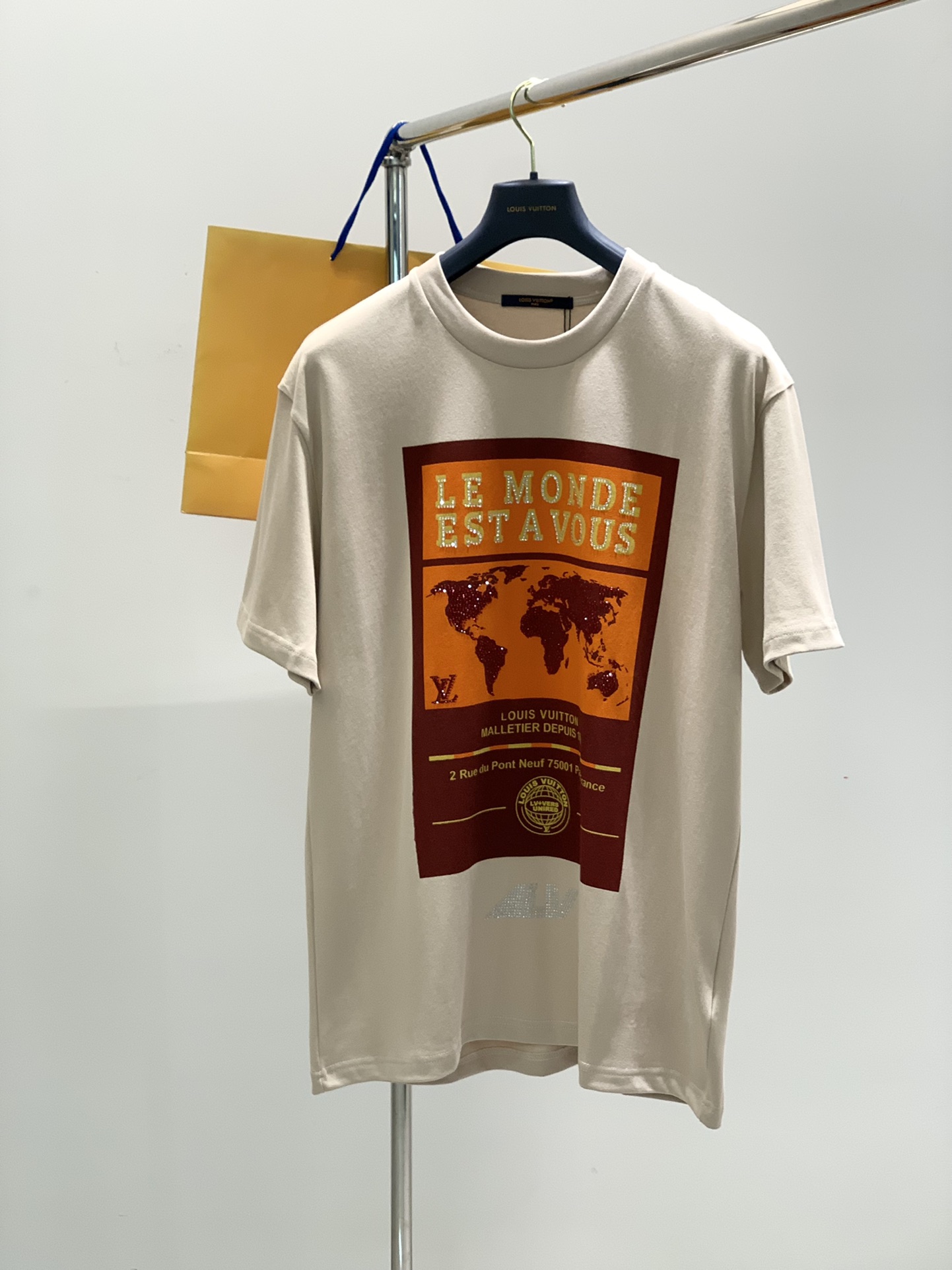 NO:124693,,LouisVuitton, the latest summer model, available at the counter at the same time, original singles, fashionable and casual round neck short-sleeved T-shirt, very distinctive on the upper body!  Eye-catching and highlighted, imported original fabric, top-level printing craft letter pattern decorative logo, simple but not lacking in fashion, classic and atmospheric, comfortable and breathable, handsome and stylish on the upper body, S-XL,, louis vuitton, louis vuitton, T-shirt,tees, t-shirt,alexander wang19860909,LouisVuitton 路易威登,夏季最新款,专柜同步有售,原单狠货,时尚休闲圆领短袖T恤,上身很有特点！吸睛而有亮点,进口原版面料,顶级印花工艺字母图案装饰Logo,简单而不失时尚,经典大气,舒适透气,上身帅气有型,码数S-XL,,louis vuitton,louis vuitton,T-shirt,tees，t-shirt,alexander wang,Men's clothing