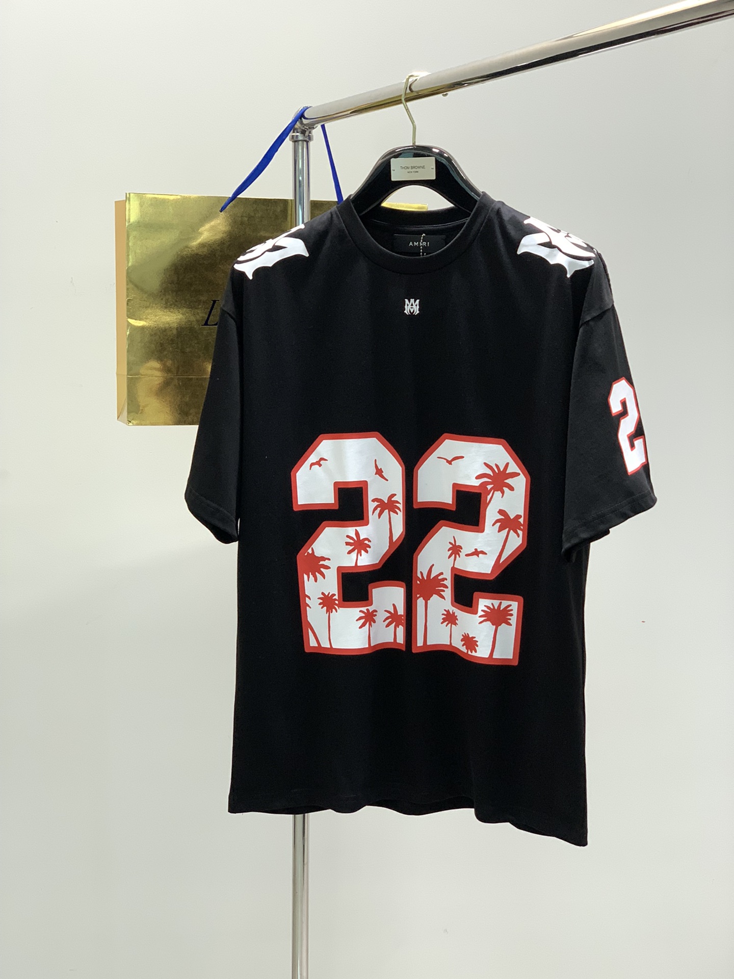 NO:124687,,Amiri Emir, the latest summer products, special counters are available at the same time, original singles, casual and fashionable round neck short-sleeved T-shirt, imported original fabric, top-grade printed craft letter pattern logo, comfortable and breathable upper body, extremely high grade, comfortable and versatile, top body handsome, 2 colors recommended, S-XL, amiri, T-shirt, tees, t-shirt, alexander wang19860909,Amiri 埃米尔,夏季最新品,专柜同步有售,原单狠货,休闲时尚圆领短袖T恤,进口原版面料,顶级印花工艺字母图案logo,上身舒适透气,档次极高,舒适百搭,上身帅气十足,2色推荐,码数S-XL,,amiri,T-shirt,tees，t-shirt,alexander wang,Men's clothing