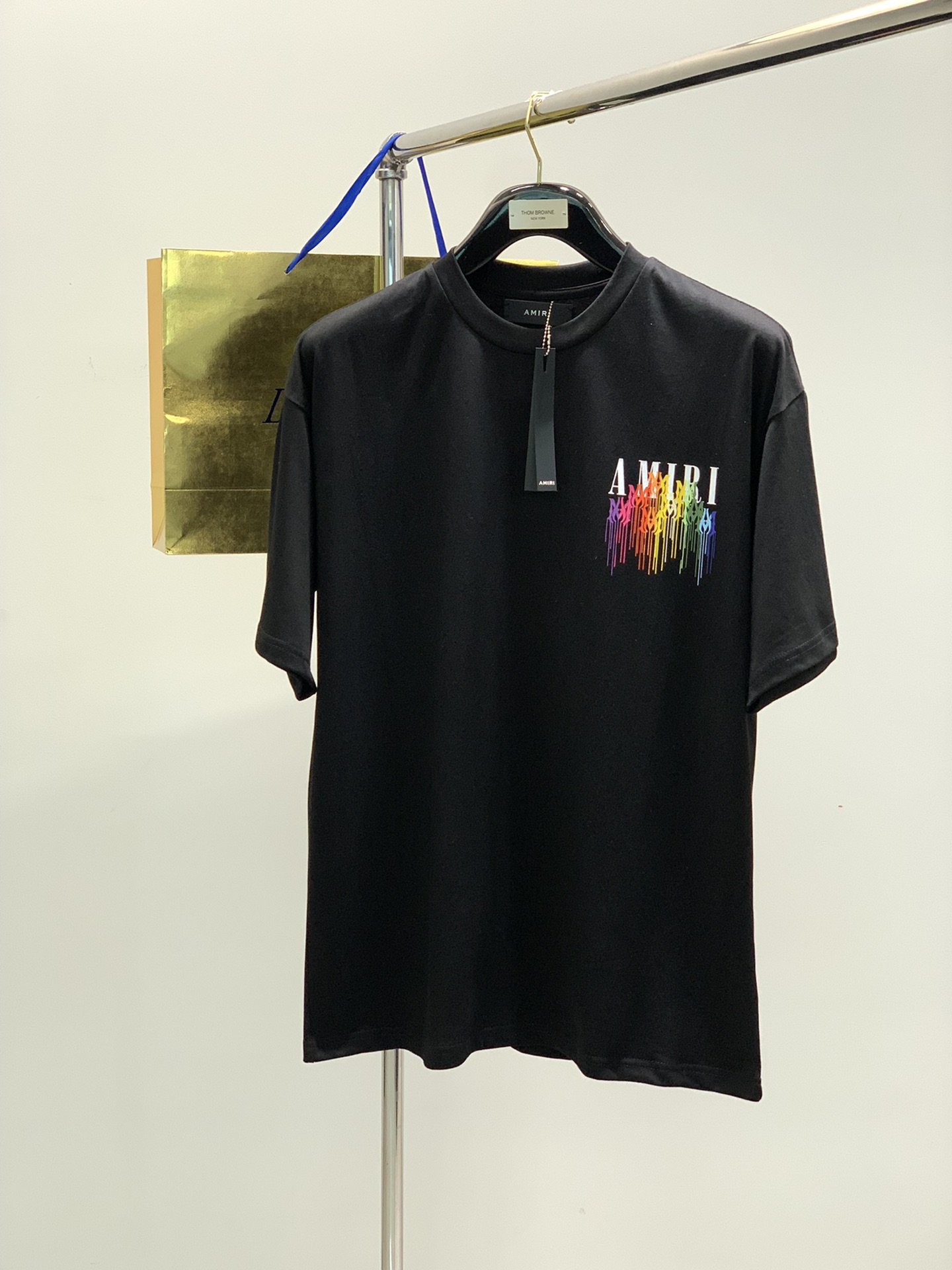 NO:124685,,Amiri Emir, the latest summer products, special counters are available at the same time, original singles, casual and fashionable round neck short-sleeved T-shirt, imported original fabric, top-grade printed craft letter pattern logo, comfortable and breathable upper body, extremely high grade, comfortable and versatile, top body handsome, 3 colors recommendation, S-XL, amiri, T-shirt, tees, t-shirt, alexander wang19860909,Amiri 埃米尔,夏季最新品,专柜同步有售,原单狠货,休闲时尚圆领短袖T恤,进口原版面料,顶级印花工艺字母图案logo,上身舒适透气,档次极高,舒适百搭,上身帅气十足,3色推荐,码数S-XL,,amiri,T-shirt,tees，t-shirt,alexander wang,Men's clothing