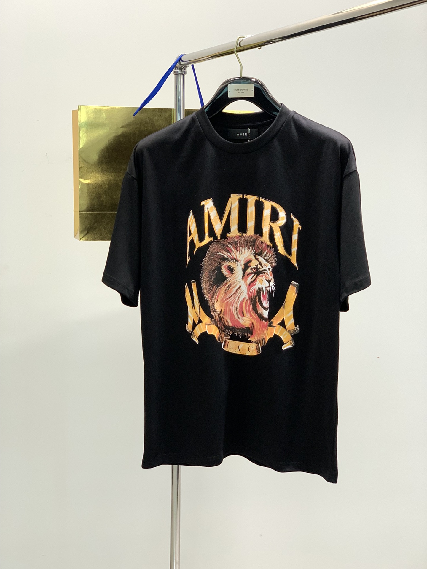 NO:124683,,Amiri Emir, the latest summer products, special counters are available at the same time, original singles, casual and fashionable round neck short-sleeved T-shirt, imported original fabric, top-grade printed craft letter pattern logo, comfortable and breathable upper body, extremely high grade, comfortable and versatile, top body is very handsome, S-XL, amiri, T-shirt, tees, t-shirt, alexander wang19860909,Amiri 埃米尔,夏季最新品,专柜同步有售,原单狠货,休闲时尚圆领短袖T恤,进口原版面料,顶级印花工艺字母图案logo,上身舒适透气,档次极高,舒适百搭,上身帅气十足,码数S-XL,,amiri,T-shirt,tees，t-shirt,alexander wang,Men's clothing