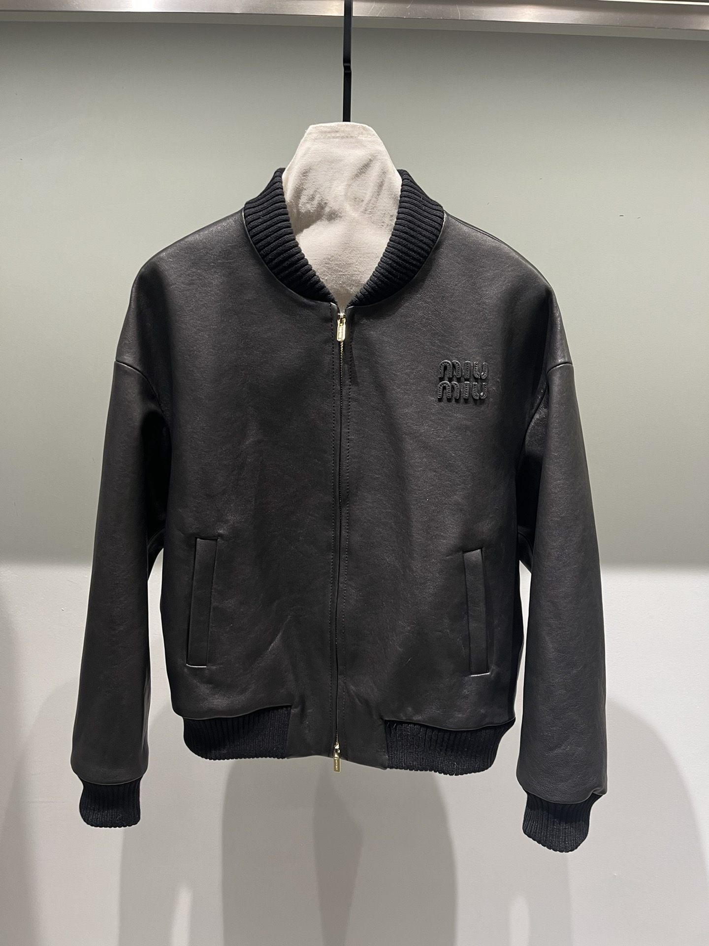 NO:777632,, Miu vegetable tanned sheepskin wide leather jacket, original hardware, three-dimensional logo, oil edge craftsmanship is very close to the counter, very high-end, Miu Miu-clothing, leather jacket, sheepskin,19860909,ｍｉｕ植鞣羊皮阔版皮衣,原版五金,立体logo,做了油边工艺非常接近专柜了,很高级,缪缪-服装,leather jacket,sheepskin,,Women's clothing