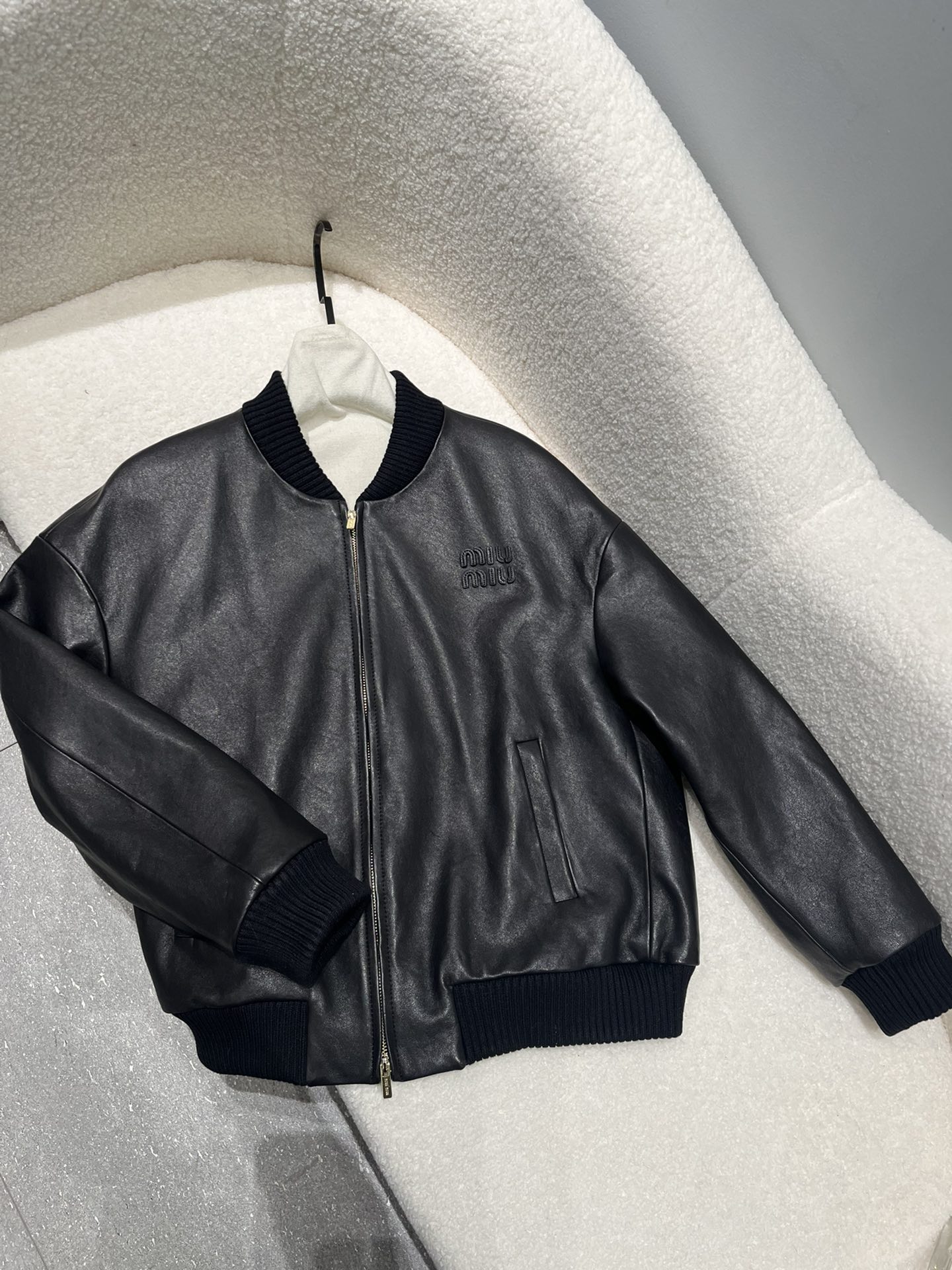 NO:777636,, miu vegetable tanned sheepskin wide leather jacket, original hardware, three-dimensional logo, oil edge craftsmanship is very close to the counter, very high-end, size S-19860909,ｍｉｕ植鞣羊皮阔版皮衣,原版五金,立体logo,做了油边工艺非常接近专柜了,很高级 尺寸S- Xl,宽松版型,不挑身材,缪缪-服装,leather jacket,sheepskin,,Women's clothing