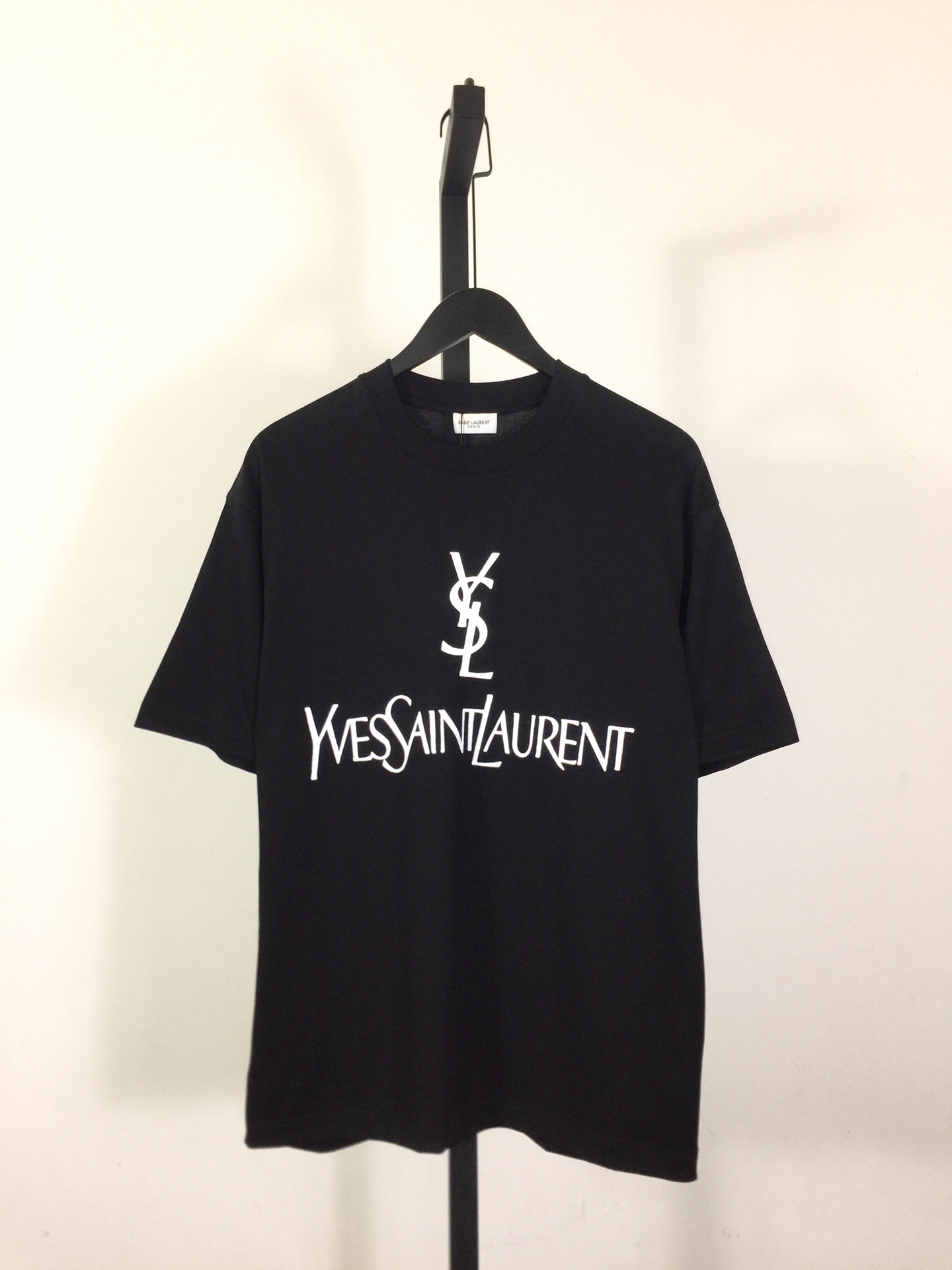 PYJ[红包]M-XXXL码！YSL ss早春新款\n 印花字母短袖\n代购价格：BL\n说明\n纯棉面料\n常规剪裁\n商标齐全完全乱真级别\n男女均可驾驭