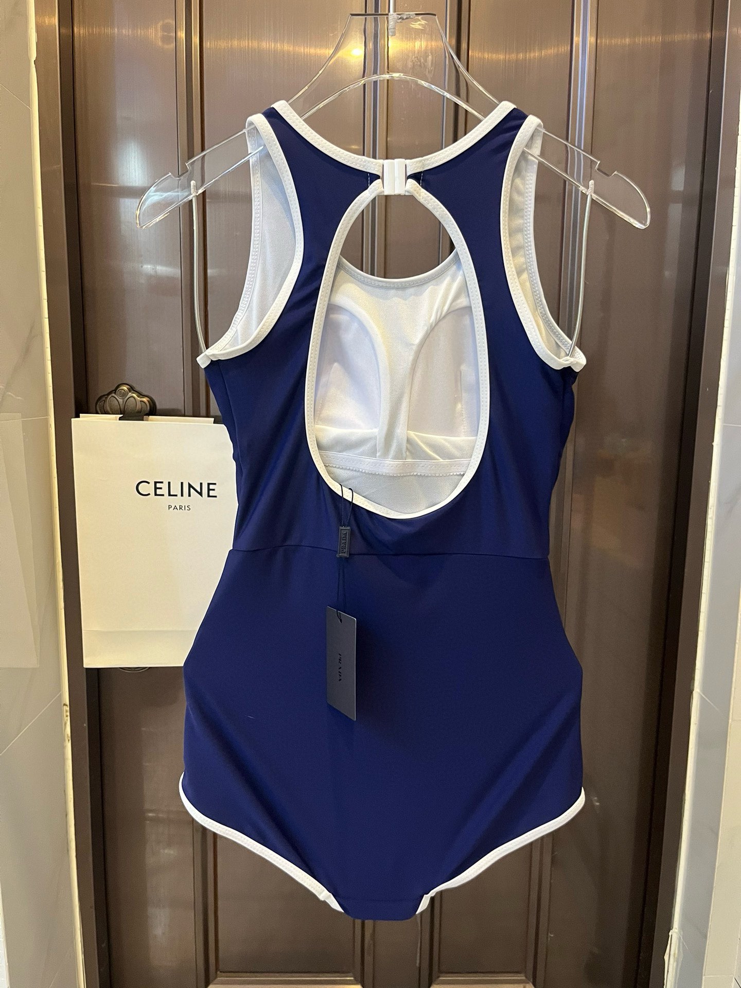 。
PRADA普拉达新款连体泳衣  ，小心机设计，😍🥰适合多种场景的游泳衣🏊‍♀️海边 游泳池 温泉 水