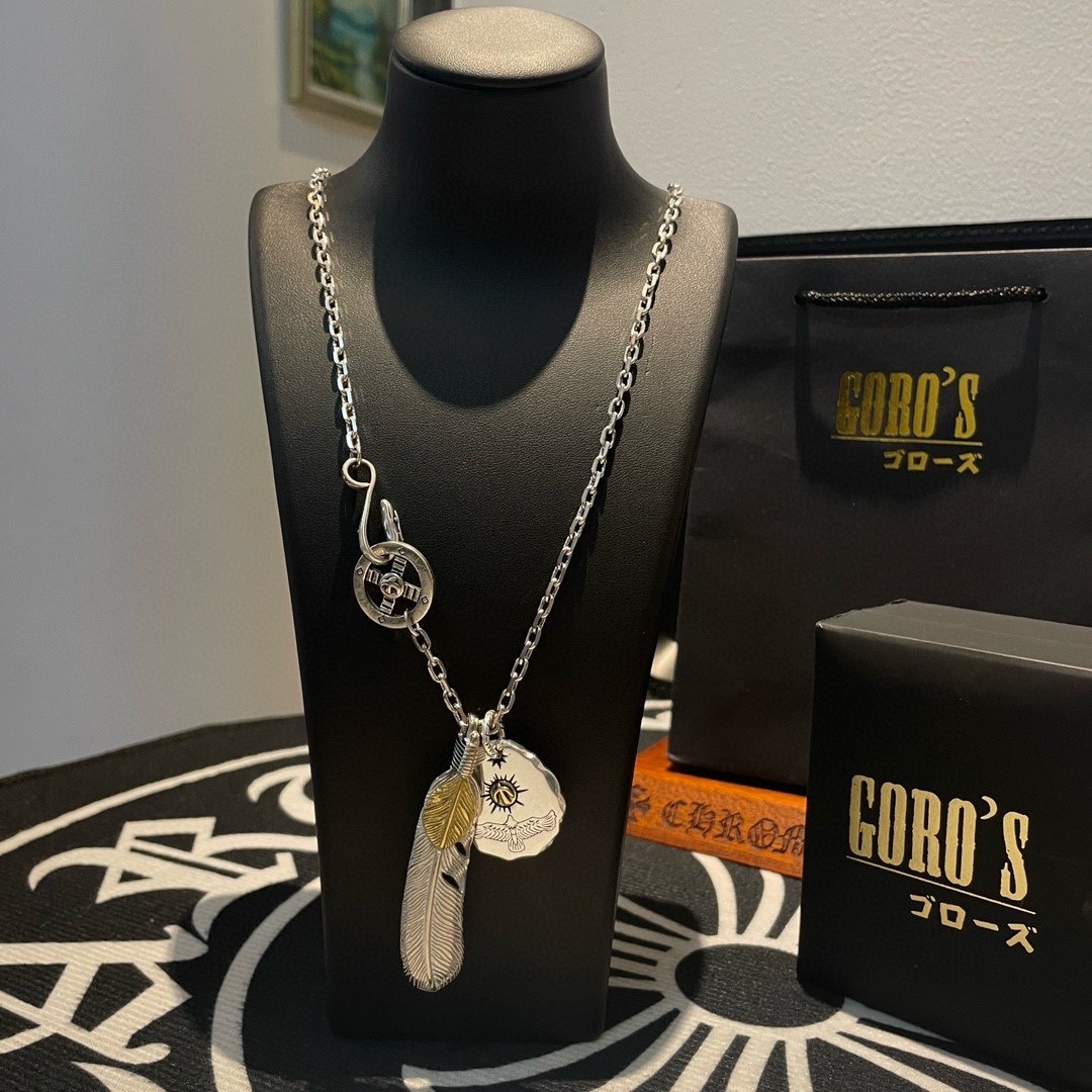 NO:105960,[New Products are on the Shelves] Goro Takahashi Goro's Gold Feather Silver Cake Pendant, Takahashi Classic Necklace, Top Version, Accepted Exclusive Shooting, Focus on the High-end Market, Kuaishou/ins/Xiaohongshu popular models, absolutely different from ordinary versions!  The details of the picture product are consistent with ZP!  Original production process, precision quality, purely handmade, authentic model opening, fashion essentials, both men and women can wear, same couple style, rock punk silver style, retro elements, trendy and versatile, same style on the official website, fine jewelry, necklace19860909【新品上架】Goro’s高桥吾郎点金羽毛银饼吊坠,高桥经典项链,顶级版本,认准独家拍摄,主攻高端市场 ,快手/ins/小红书热门款,绝对区别普通版本！图片产品细节与ZP一致！原版制作工艺 精工品质 纯手工打造 ～正品开模潮流时尚必备 男女均可佩戴 情侣款同款 摇滚朋克泰银风格 复古元素 潮流百搭 官网同款,饰品精品,necklace,Jewelry