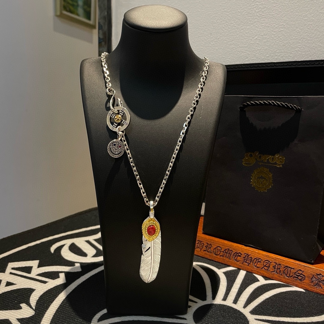 NO:105967,[New Products are on the Shelves] Goro’s Takahashi Goro Red Pineapple Feather Pendant, Takahashi Classic Necklace, Top Version, Accepted Exclusive Shooting, Focus on the High-end Market, Kuaishou/ins/Little Red Book Popular, absolutely different from the ordinary version!  The details of the picture product are consistent with ZP!  Original production process, precision quality, purely handmade, authentic model opening, fashion essentials, both men and women can wear, same couple style, rock punk silver style, retro elements, trendy and versatile, same style on the official website, fine jewelry, necklace19860909批【新品上架】Goro’s高桥吾郎红松石羽毛吊坠,高桥经典项链,顶级版本,认准独家拍摄,主攻高端市场 ,快手/ins/小红书热门款,绝对区别普通版本！图片产品细节与ZP一致！原版制作工艺 精工品质 纯手工打造 ～正品开模潮流时尚必备 男女均可佩戴 情侣款同款 摇滚朋克泰银风格 复古元素 潮流百搭 官网同款,饰品精品,necklace,Jewelry