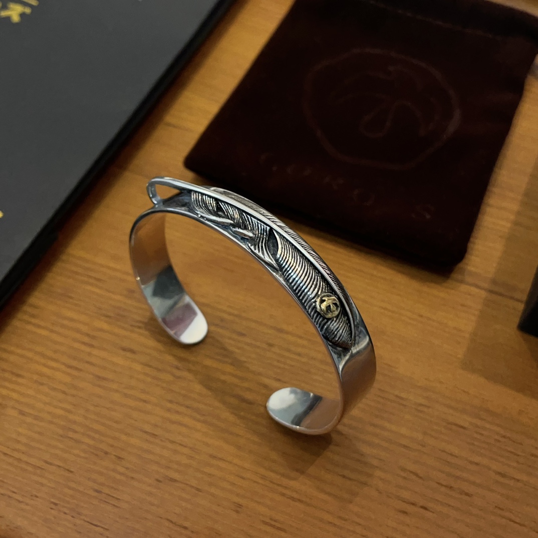 NO:105991,Pick [New Products on Shelves] Goro Takahashi Goro's gold-spotted feather bracelet Top version, accurate exclusive shooting, focus on the high-end market, absolutely different from the ordinary version!  The details of the picture product are consistent with ZP!  Original production process, precision quality, purely handmade, authentic model opening, fashion essentials, both men and women can wear, same couple style, rock punk silver style, retro elements, trendy and versatile, same style on the official website, fine jewelry, bracelet19860909批【新品上架】Goro’s高桥吾郎点金开口羽毛手镯 顶级版本 认准独家拍摄 主攻高端市场 绝对区别普通版本！图片产品细节与ZP一致！原版制作工艺 精工品质 纯手工打造 ～正品开模潮流时尚必备 男女均可佩戴 情侣款同款 摇滚朋克泰银风格 复古元素 潮流百搭 官网同款,饰品精品,bracelet,Jewelry