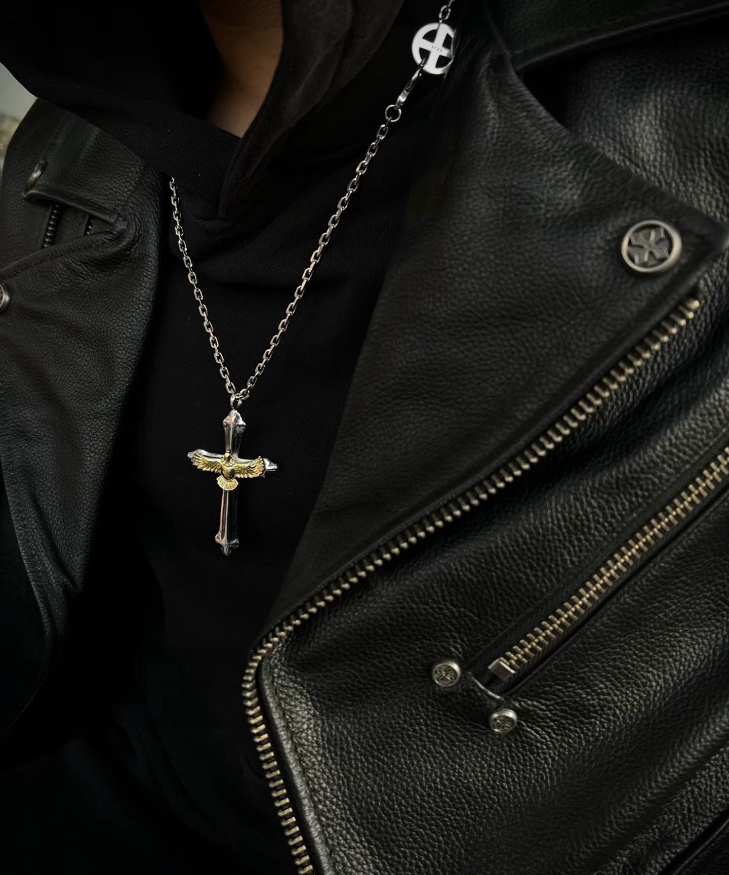 NO:114951,[New Products are on the Shelves] Goro’s Takahashi Goro Golden Eagle Cross Pendant, Takahashi Classic Bamboo Necklace, Top Version, Accepted Exclusive Shot, Mainly Focused on the High-end Market, Kuaishou/ins/Xiaohongshu Hot Model, absolutely different from the ordinary version!  The details of the picture product are consistent with ZP!  Original production process, precision quality, purely handmade, authentic model opening, fashion essentials, both men and women can wear, same couple style, rock punk silver style, retro elements, trendy and versatile, same style on the official website, fine jewelry, necklace19860909批【新品上架】Goro’s高桥吾郎金色老鹰十字架吊坠,高桥经典竹节项链,顶级版本,认准独家拍摄,主攻高端市场 ,快手/ins/小红书热门款,绝对区别普通版本！图片产品细节与ZP一致！原版制作工艺 精工品质 纯手工打造 ～正品开模潮流时尚必备 男女均可佩戴 情侣款同款 摇滚朋克泰银风格 复古元素 潮流百搭 官网同款,饰品精品,necklace,Jewelry