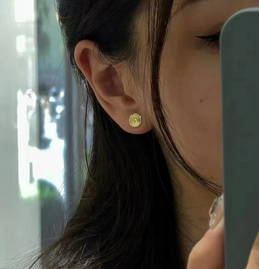 NO:114957,[New Products are on the Shelves] Goro Takahashi Goro retro ascension gold earrings, top version, accurate exclusive shooting, focusing on the high-end market, absolutely different from the ordinary version!  The details of the picture product are consistent with ZP!  Original production process, precision quality, purely handmade, authentic model opening, fashion essentials, both men and women can wear, same couple style, rock punk silver style, retro elements, trendy and versatile, same style on the official website, fine jewelry19860909【新品上架】Goro’s高桥吾郎复古飞鸟点金耳钉,顶级版本 认准独家拍摄 主攻高端市场 绝对区别普通版本！图片产品细节与ZP一致！原版制作工艺 精工品质 纯手工打造 ～正品开模潮流时尚必备 男女均可佩戴 情侣款同款 摇滚朋克泰银风格 复古元素 潮流百搭 官网同款,饰品精品,Jewelry