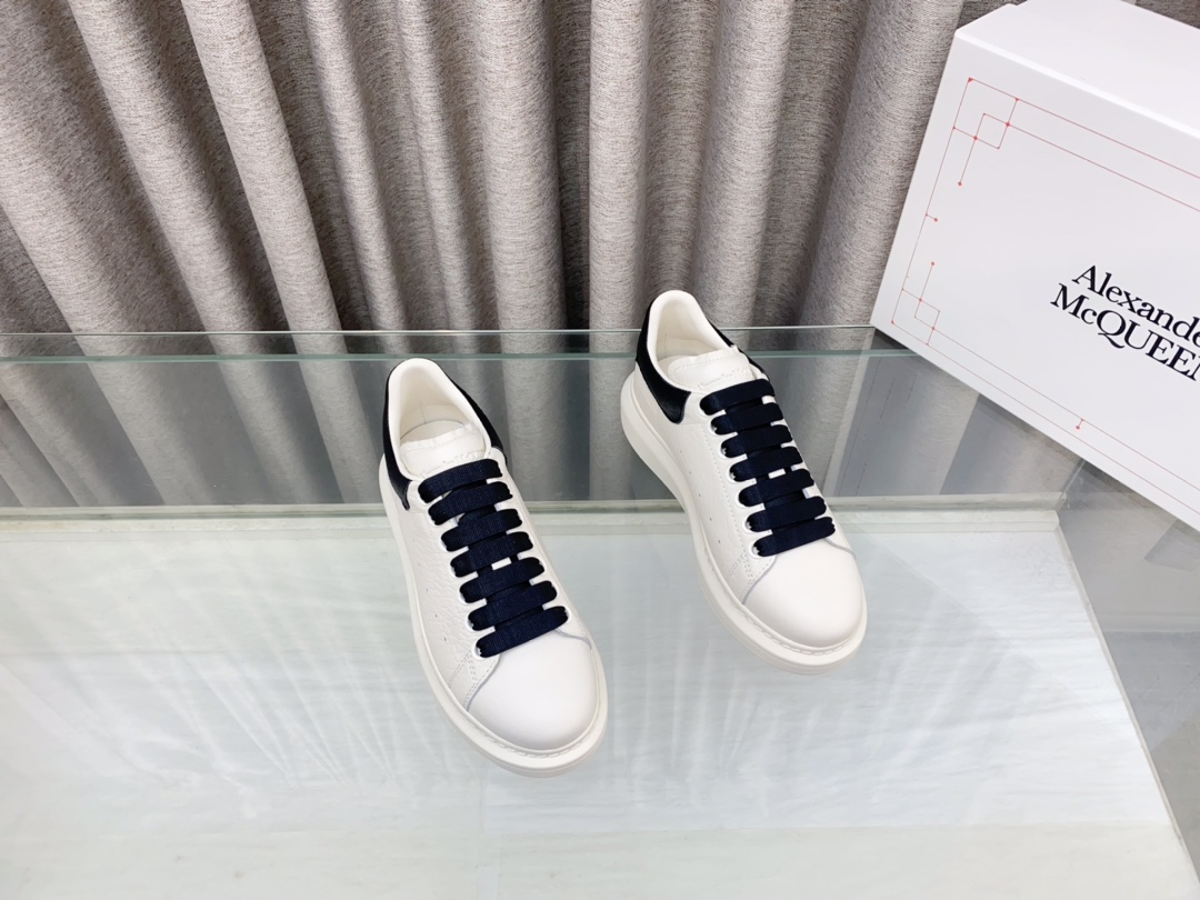 NO:705995,McQueen deerskin pattern, mixed sheepskin lining, women's size, men's size, top-grade cowhide lining, women's size, men's size. Crazy call for white shoes. More than 150 kinds of layouts, making the top quality in the market.  The rubber foam outsole has a certain degree of hardness and resilience and is comfortable to walk on. It feels great under your feet (please distinguish between soft PU or yellowing raw rubber soles on the market). Original version. Customized to the original version. Imported matte silk cowhide from Italy. Imported full-grain cowhide for the lining. Thick sole design of about 4cm, easy to wear on long legs.  Size female size 34-40m (34, 40 customized, non-returnable) male size 38-45 (38, 45 customized, non-refundable), casual shoes/sports shoes, alexander mcqueen, sneakers, cowhide, sheepskin19860909麦昆Alexander McQueen 鹿皮纹 混种羊皮内里 女码 男码 顶级牛皮内里 女码 男码 为小白鞋疯狂打call 超过150种版面,做市场最顶级的质量. 麦昆Alexander mcqueen 经典明星爆款百搭小白鞋,谁穿谁好看√ 街拍出镜率最高的鞋之一 大声的告诉宝宝们 我家的大底 原版订制 哑光大底 橡胶发泡大底具有一定硬度性 回弹性 走起来又舒服 脚感杠杠滴（请区分开市场软绵绵的pu或是发黄的生胶底） 原版对版 原版定制一致 意大利进口哑光丝绸牛皮 内里垫脚进口全粒面牛皮 小心机的厚底设计 约4cm 轻松穿出大长腿 Size女码34-40m（34、40订做不退换）男码38-45（38、45定做不退换）,休闲鞋/运动鞋,alexander mcqueen,sneakers,cowhide,sheepskin,Women's Shoes