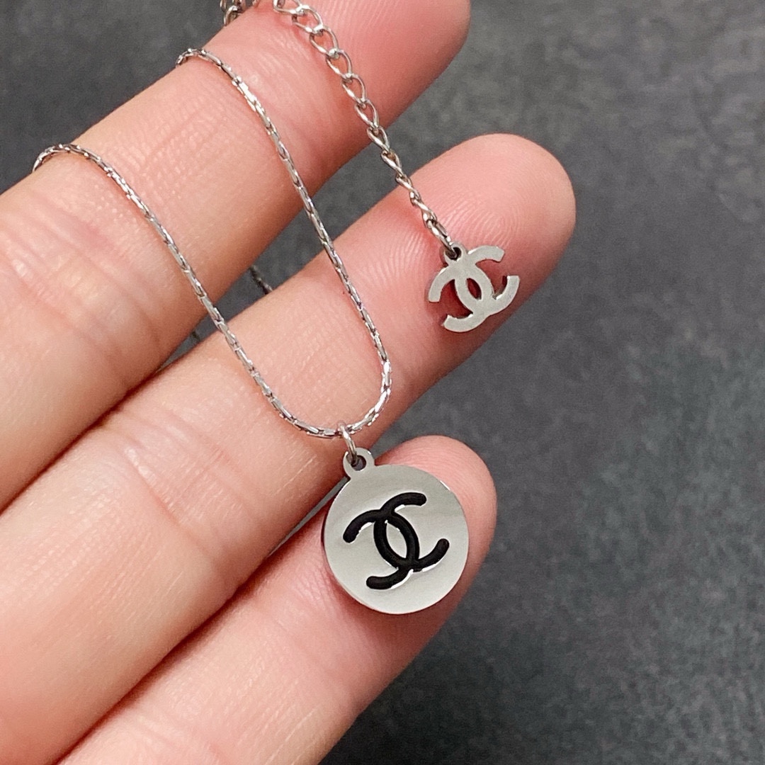 NO:111870,Chanel Chanel's latest double C silver necklace 14K stainless steel color protection is super personalized, the versatile style is very special, the overall details are very surprising, the design feels full, not only bringing personal confidence and taste, but also elegant and fashionable style, highlighting the elegant French atmosphere, and meticulous details make it more attractive to wear, jewelry quality, chanel, chanel, necklace19860909香奈儿Chanel最新款双C银色项链14K精钢保色超个性,百搭款特别特别赞,整体细节非常令人惊喜,设计感十足,不仅带出个人自信及品味,款式典雅而时尚,突显法式高雅气息,加上一丝不苟的细节,使得佩戴起来更具吸引力,饰品精品,chanel,chanel,necklace,Jewelry