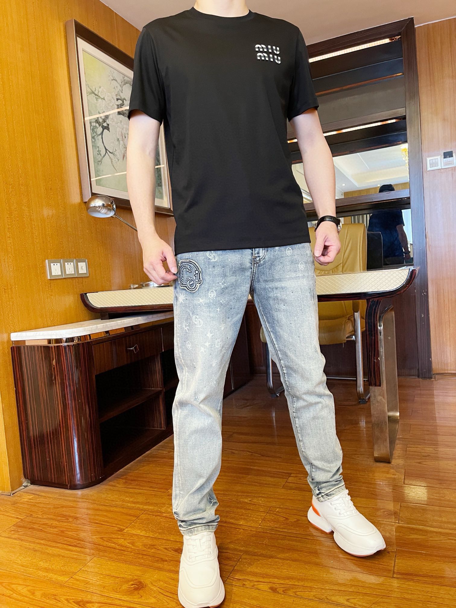 NO:124524,Dior-2025 counter latest jeans shipped, European and American counters, hot-selling items. Selected custom tannins imported from Italy and paired with the latest straight slim design. The exquisite brand logo and leather logo under the front bag show the charm. You are definitely worthy of it. Number 29-38 (model 173/130 wear 31, with Hong Kong Lane Crawford gift box packaging), dior, jeans, alexander wang19860909迪奥-2025专柜最新款牛仔裤出货 欧美专柜热销单品.精选意大利进口定制丹宁面料搭配最新的直筒修身设计,前袋下的精致品牌标志和皮标相当彰显韵味 您绝对值得拥有.码数29-38（模特173/130穿31,配香港连卡佛礼盒包装）,,dior,jeans,alexander wang,Men's clothing