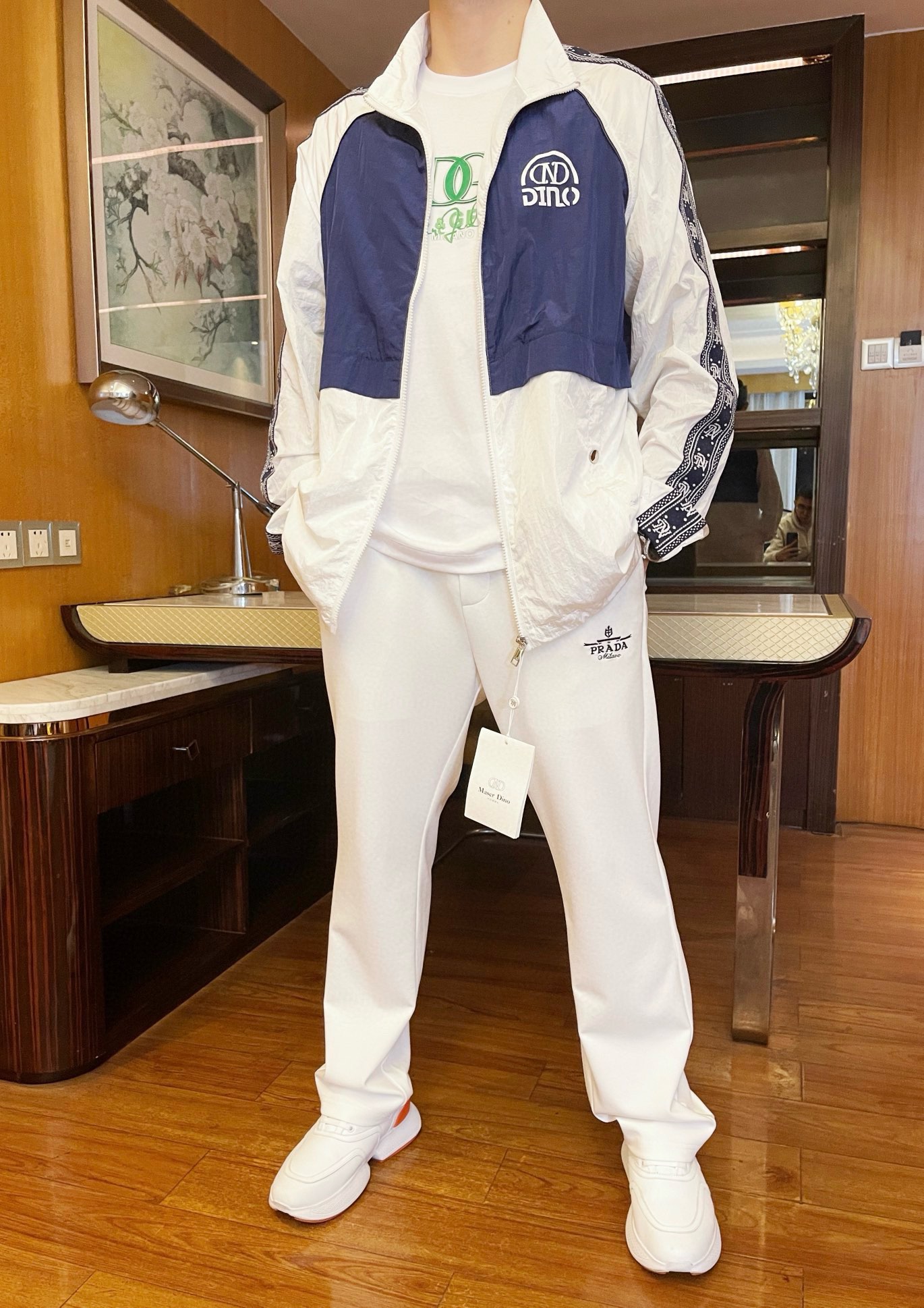 NO:124536,DINO Luxury Products - the latest hot hooded jackets in 2025 counters are shipped, and European and American counters are on sale at the same time!  Selected custom fabrics imported from Italy with the latest designs, the logo on the chest and the braided ribbon on the side of the sleeve are quite charming. You must not miss it. Number of codes: 48-56 (model 173/130 wears 48, with Hong Kong Lane Crawford gift box packaging), Jackets & coats,hats,alexander wang19860909DINO奢品-2025专柜最新爆款连帽外套出货 欧美专柜同步发售！精选意大利进口定制面料搭配最新的设计 ,胸口上标志和袖子侧边编织带相当韵味 您绝对不容错过.码数:48-56（模特173/130穿48、配香港连卡佛礼盒包装）,,jackets & coats,hats,alexander wang,Men's clothing