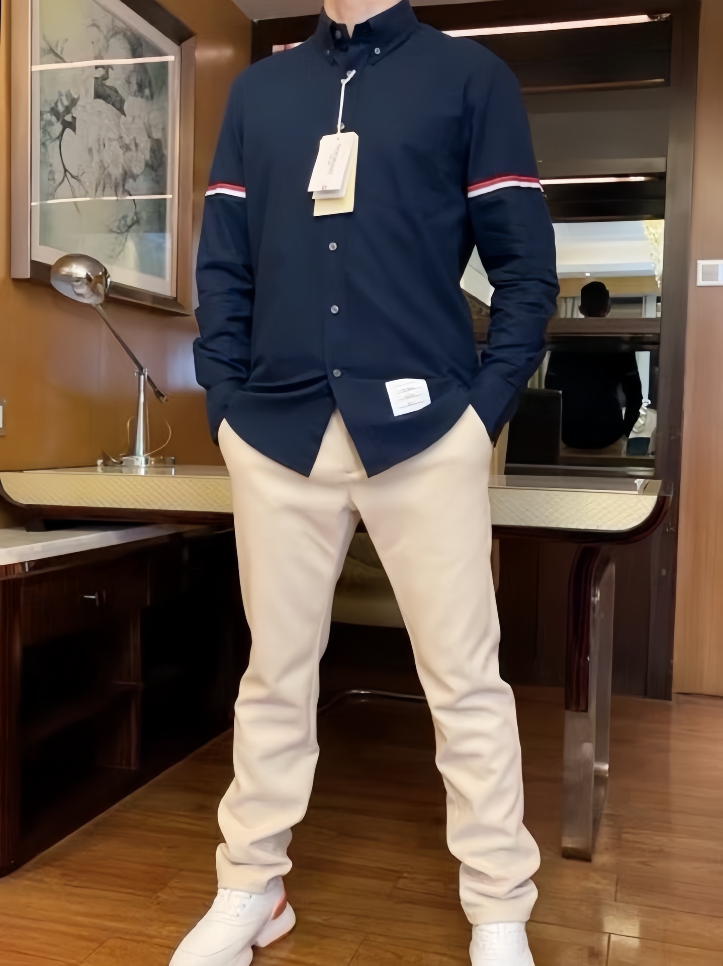 NO:124545,TB-2025 counter latest (original standard) shirt shipment, hot-selling items in New York counters!  Selected custom-made cotton fabrics imported from Italy are matched with classic designs. The brand logo at the waist and the custom webbing behind the sleeves and collar show the fashion. The upper body effect is excellent. Size 1-4 (model 1 size wears 173/130, with Hong Kong Lane Crawford gift box packaging), alexander wang19860909TB-2025专柜最新（原标）衬衣出货 纽约专柜热销单品！精选意大利进口定制精棉面料搭配经典的设计,腰间的品牌标志和袖子及领后的定制织带相当彰显时尚 上身效果超赞.尺码1-4码（模特173/130穿1码,配香港连卡佛礼盒包装）,,alexander wang,Men's clothing