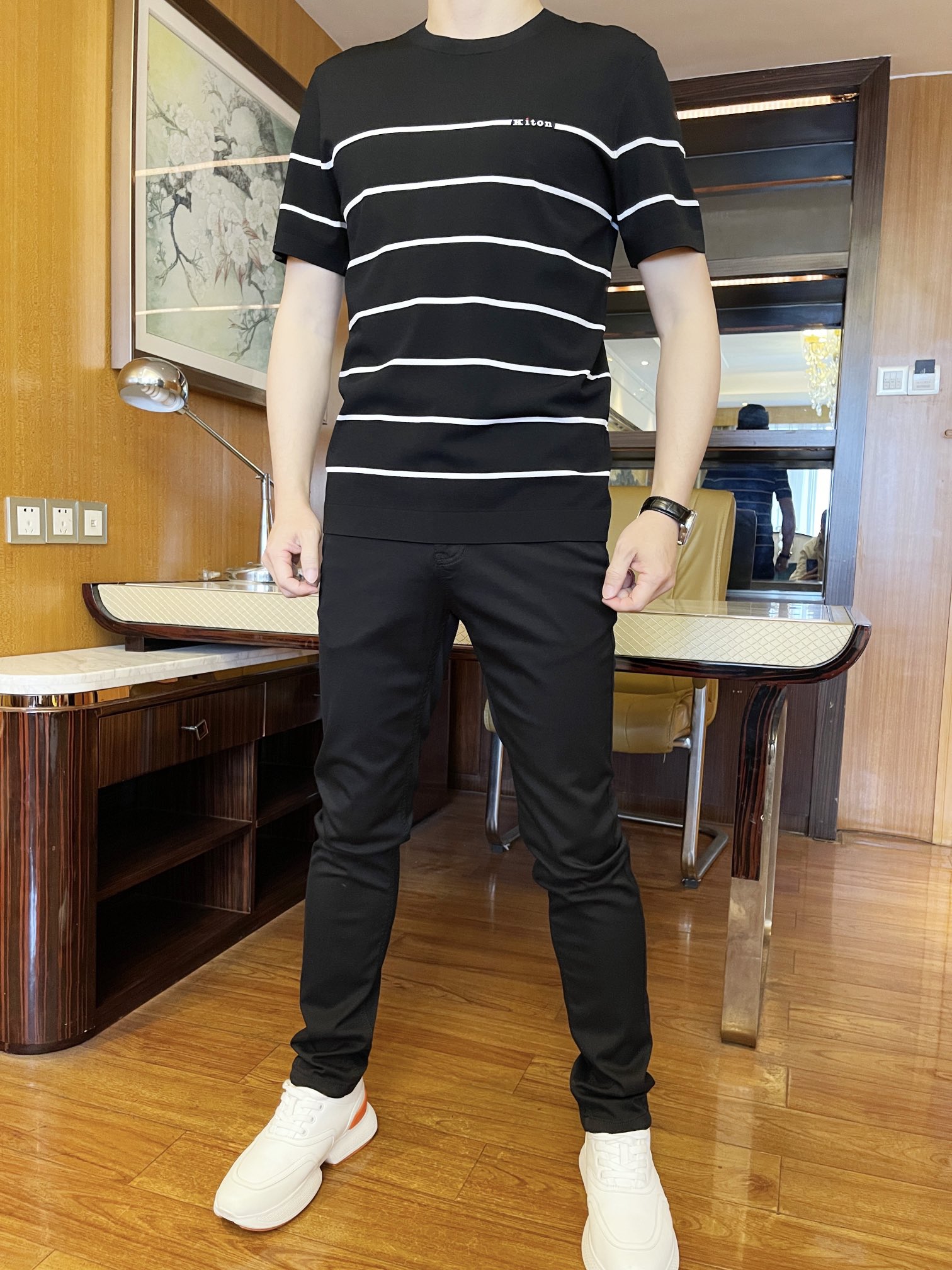 NO:124551,Kiton-2025 counter latest hot T-shirt shipment, hot-selling items in European and American counters!  Selected Italian imported Tennis knitted fabrics with the latest design, the unique color-blocking striped design highlights fashion, the upper body effect can be seen. Number of codes 48-56 (model 173/130 wears 48 with Hong Kong Lane Crawford gift box packaging), tees, t-shirt, alexander wang19860909Kiton-2025专柜最新爆款t恤出货 欧美专柜热销单品！精选意大利进口天丝针织面料搭配最新的设计,独特的拼色条纹设计彰显时尚 上身效果看得见.码数48-56（模特173/130穿48配香港连卡佛礼盒包装）,,tees，t-shirt,alexander wang,Men's clothing