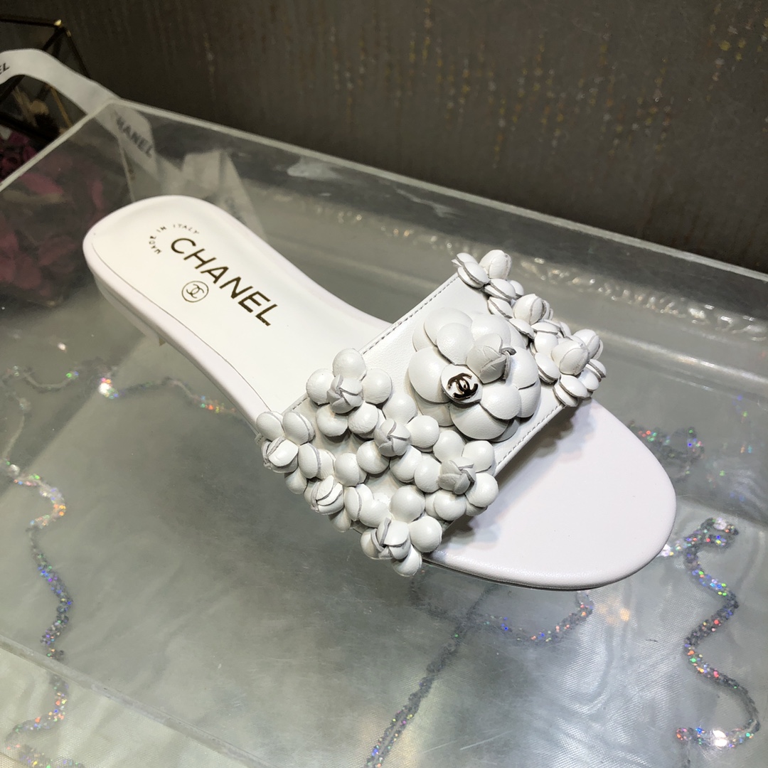 NO:241834,Chane＊2025 spring and summer camellia sandals!  Top quality: pure handmade full leather three-dimensional castor flowers~ made with heavy industry~ dozens of uppers are inlaid with the whole pair of uppers, which are super sweet and versatile!  Imported mixed-bred sheepskin upper inner sheepskin sole Italian genuine leather sole Heel height 1cm Size 35-39 [40.41 Custom made], slippers, chanel, slippers, sheepskin19860909出Chane＊2025春夏山茶花一字凉拖鞋！顶级品质 纯手工全真皮立体制作山茶花～重工打造～整对鞋面镶嵌几十朵 上脚超甜美又百搭！ 鞋面进口混种羊皮 内里羊皮里 鞋底意大利真皮底 跟高1cm 码数35-39〔40.41定做〕,拖鞋,chanel,slippers,sheepskin,Women's Shoes
