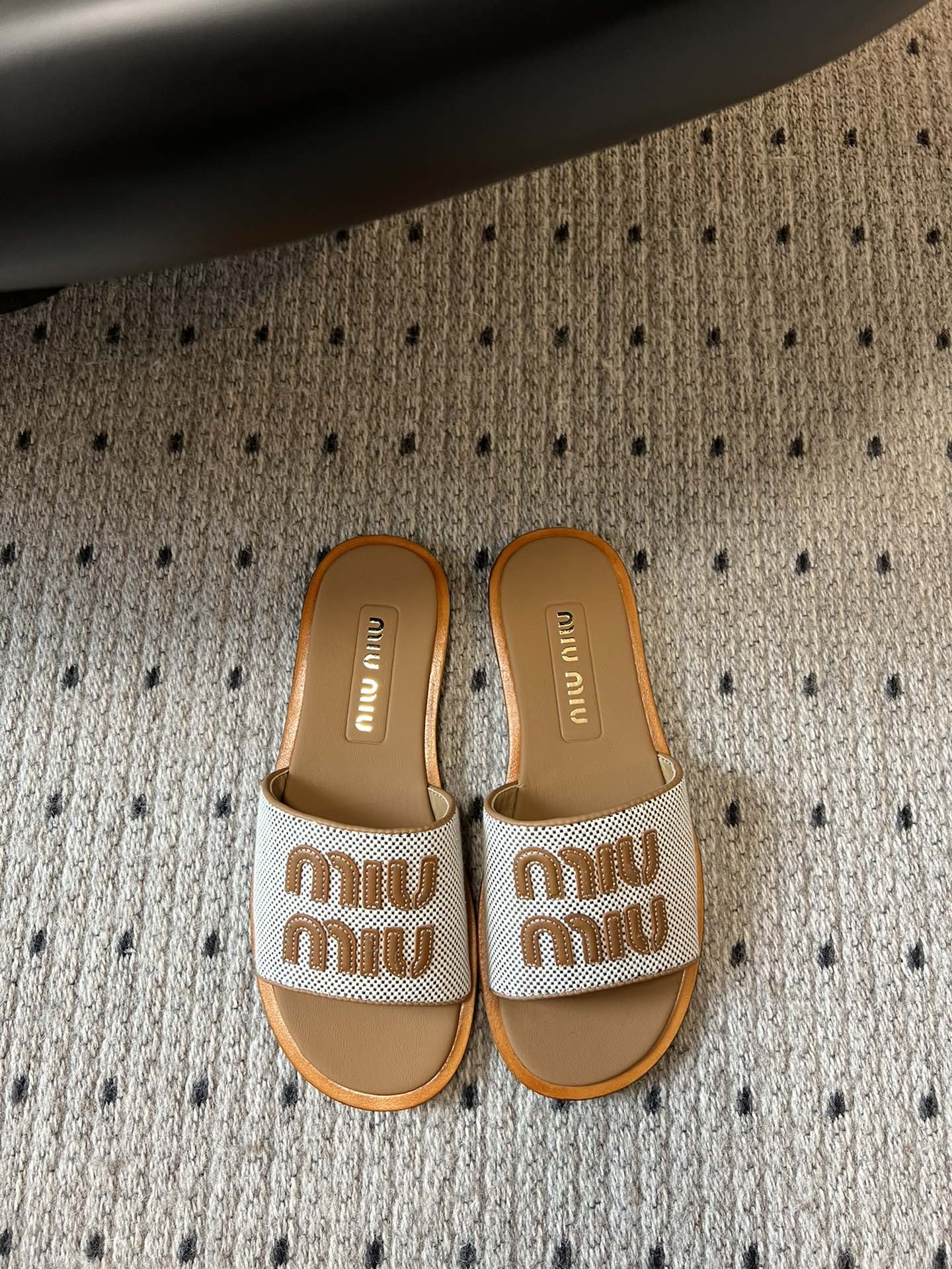 NO:224174,Batch Exclusively launched the new Miu Miu 25ss flat-bottom woven letters flat-bottom drag. The vacation style is coming. Zp development. Original disassembly. The version of Miu Miu's letters instantly kills the market version. Miu is really too girly!  Super soft and glutinous. If you like it, you can rush it!  Shoe face version letter drag, genuine leather sole size 35-39 (40 custom made without return or replacement), slippers, miumiu, slippers19860909批 独家上新Miu Miu 25ss平底编织字母平底拖 妥妥的度假风来袭 Zp开发 原版拆卸 对版缪缪字母秒杀市面版本 Miu真的太少女啦！超级软糯 喜欢可以冲了！ 鞋面对版字母拖 鞋底真皮 码数35-39（40定做不退不换）,拖鞋,miumiu,slippers,Women's Shoes