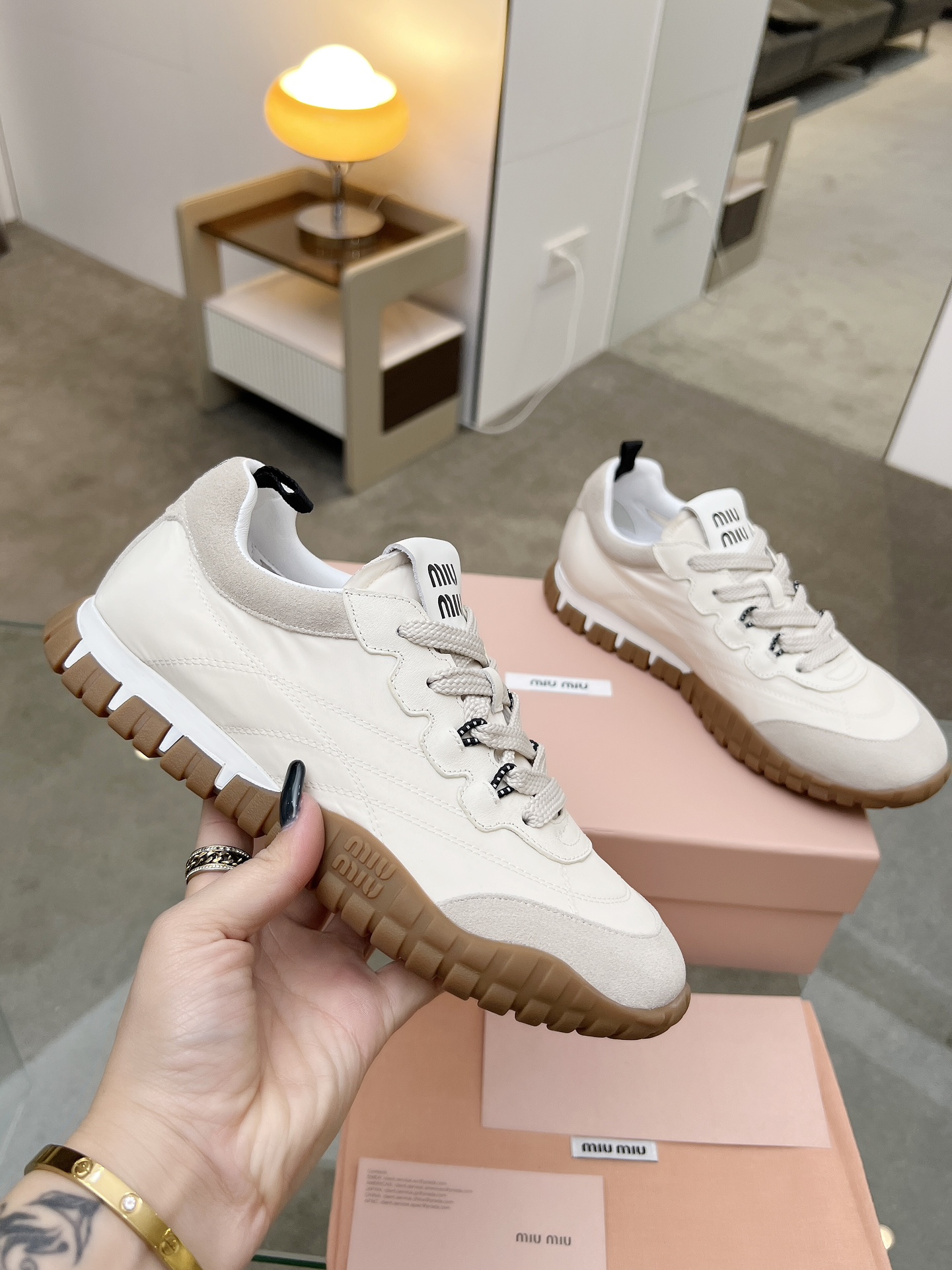 NO:232307,MIU MIU New Products This sneaker is made of high-tech fabric and suede calfskin. The Miu Miu style is integrated into this thick-soled canvas sneaker. It has avant-garde and bold design, simple lines, and a unique logo on the tongue and back of the shoe, embellished with retro design, adding iconic elements!  The tire thick sole design defines avant-garde reflects the bold characteristics of Miu Miu. Size: 35-40, casual shoes/sports shoes, miumiu, sneakers, cowhide19860909MIU MIU缪缪新品 该款运动鞋采用高科技面料和绒面小牛皮制成,Miu Miu风格融于此款厚底帆布运动鞋,前卫大胆的设计,简约线条,别致徽标饰于鞋舌与背面,点缀复古设计,平添标志性元素！轮胎厚底设计定义前卫体现了miu miu的大胆特色. 码数:35-40,休闲鞋/运动鞋,miumiu,sneakers,cowhide,Women's Shoes