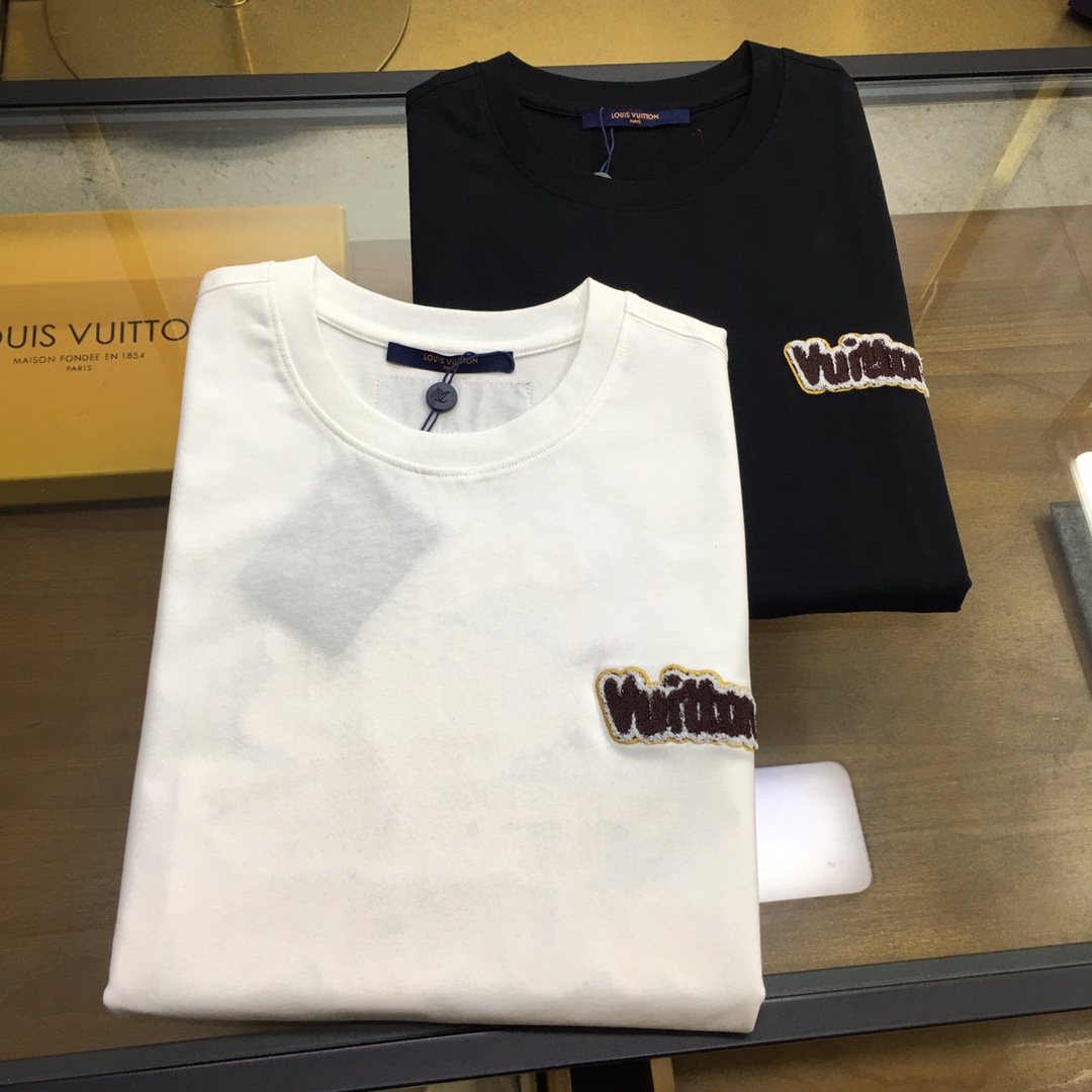 NO:154417,New product [L.v] (order to report height and weight S-2XL) 25 spring and summer new short-sleeved round-neck T-shirt. The material is exquisitely made of the overall design and is quite fashionable. Today I recommend his versatile and classic style. The chest brand logo design adopts printing design and is vivid in personality!  The fabric is customized and selected high-quality long velvet cotton raw materials!  It has a smooth and smooth feel on the skin, and the upper body is crisp and stylish!  Comfort and breathability are perfect!  The fabric attributes are excellent!  Size: S-XXL., T-shirt,tees, t-shirt,alexander wang19860909新品【L.v】（下单报身高体重S-2XL） 25春夏季新款短袖圆领T恤衫 材质讲究整体的设计颇具时尚感 今天推荐他家百搭经典款 胸前品牌logo设计 采用印花设计 个性生动！面料采用客供定制甄选上等长绒棉花原料！亲肤挺滑手感,上身挺括有型！舒适性与透气性完美兼备！面料属性皆为上乘！ 尺码:S-XXL.,,T-shirt,tees，t-shirt,alexander wang,Men's clothing