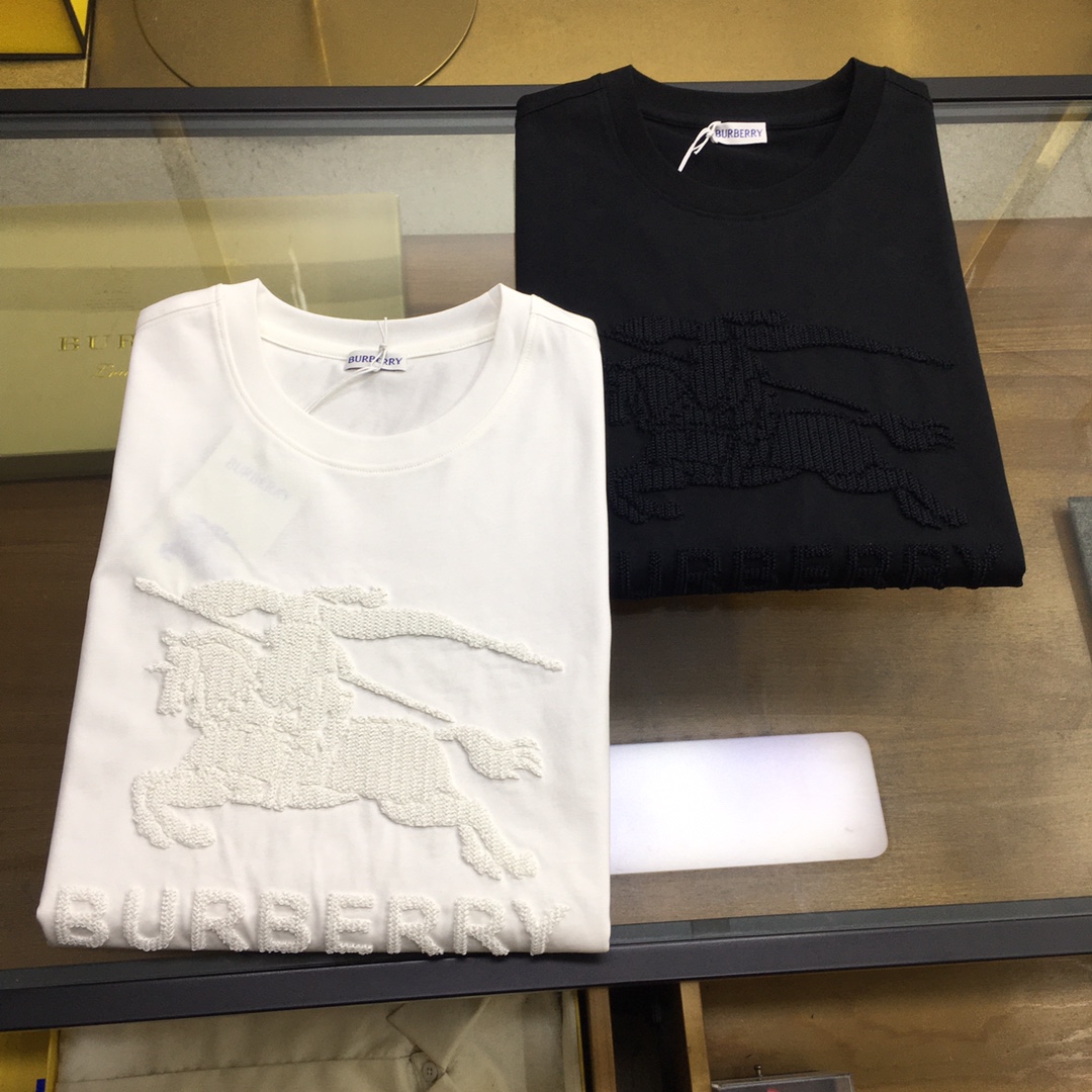 NO:154402,New product [Burber...y] (order to report height and weight S-2XL) 25 spring and summer new short-sleeved round-neck T-shirt. The material is exquisitely made of the overall design and is quite fashionable. Today I recommend his versatile and classic style. The chest brand logo design adopts printing design and is vivid in personality!  The fabric is customized and selected high-quality long velvet cotton raw materials!  It has a smooth and smooth feel on the skin, and the upper body is crisp and stylish!  Comfort and breathability are perfect!  The fabric attributes are excellent!  Size: S-XXL., burberry, T-shirt, tees, t-shirt, alexander wang19860909新品【Burber...y】（下单报身高体重S-2XL） 25春夏季新款短袖圆领T恤衫 材质讲究整体的设计颇具时尚感 今天推荐他家百搭经典款 胸前品牌logo设计 采用印花设计 个性生动！面料采用客供定制甄选上等长绒棉花原料！亲肤挺滑手感,上身挺括有型！舒适性与透气性完美兼备！面料属性皆为上乘！ 尺码:S-XXL.,,burberry,T-shirt,tees，t-shirt,alexander wang,Men's clothing