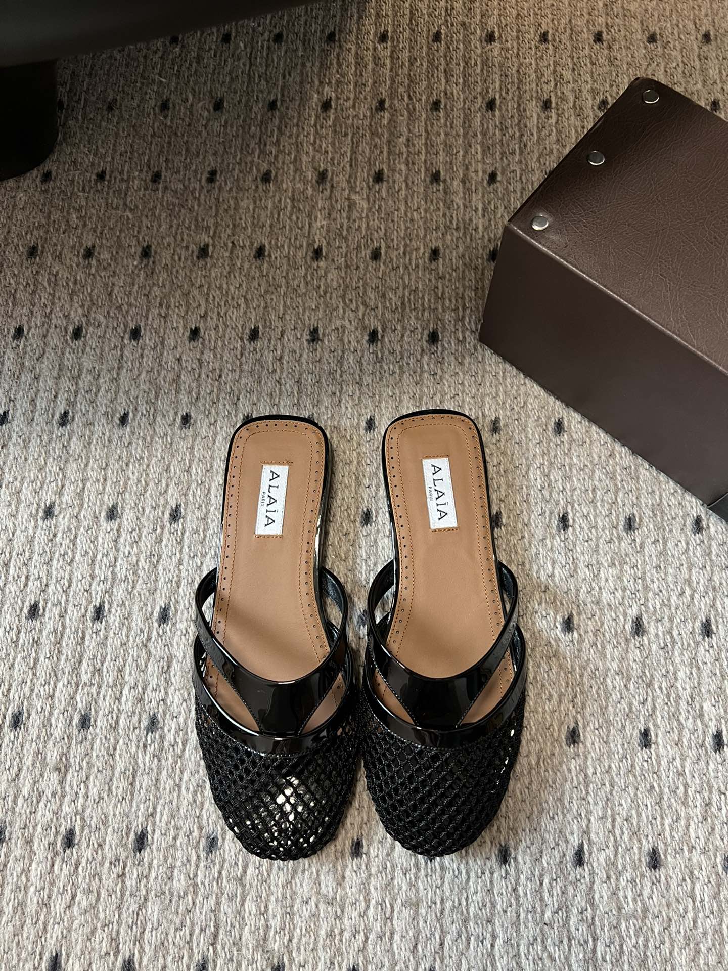 NO:407018,Top quality Exclusive new product Alaia 24/ Flat-sole clip-toe mesh shoes with toe half-twist. Alaia is ultimate comfort and versatility. The cross-band design has a ballet feeling. The same style as Zhang Xiaohui. Sweet and cool ballet style. A popular ballet shoes, romantic and charming. Original custom cowhide/mesh/yangjing fabric. Sheepskin inner. Original genuine leather soles. Size 35-39 (40 customized for non-return and exchange), semi-twist, alaia, cowhide, sheepskin, sheep, Leather soles19860909顶级品质 独家新品 Alaia 24/ 平底夹趾网鞋包头半拖 兜兜转转还得是Alaia 极致的舒适和百搭 交叉带的设计有种芭蕾舞的感觉 章小蕙同款 甜酷芭蕾风 人气超高的一款芭蕾舞鞋,浪漫又迷人 原版订制牛皮/网纱/羊京面料 羊皮内里 原版真皮大底 码数35-39（40订做不退换）,半拖,alaia,cowhide,sheepskin,sheep,Leather soles,Women's Shoes