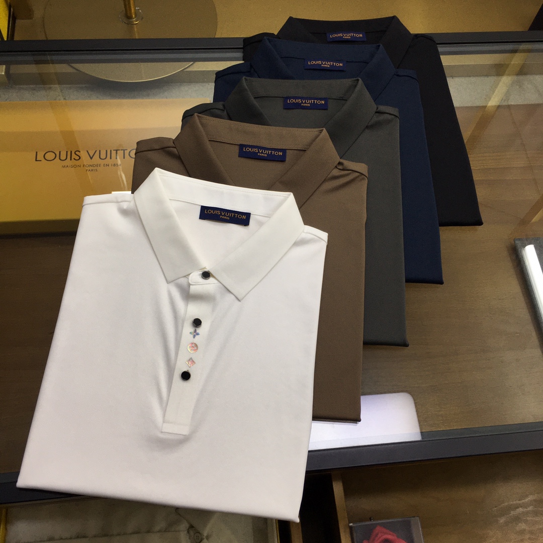 NO:154423,New product [L.v] High-end Polo 2025SS Spring and Summer New Product Go Fashion and Casual Lapel T-shirt, Selected High-quality Tennis Cool Fabric, Stainless Cutting Process, Exquisite Logo Design Logo for Tight Needles on the chest, Customer-supplied hardware and accessories, Simple and easy to match, a must-have item for casual business men!  SizeM-4XL [Please report height and weight by placing an order].,,tees,t-shirt,alexander wang19860909新品【L.v】高端Polo 2025SS春夏新品 Go 时尚休闲翻领T恤,甄选优质天丝凉爽面料,无痕切割工艺,胸前密针精致logo设计标识,客供订织五金辅料,简约易搭配,休闲商务男人必备单品！ SizeM-4XL【下单请报身高体重】.,,tees，t-shirt,alexander wang,Men's clothing