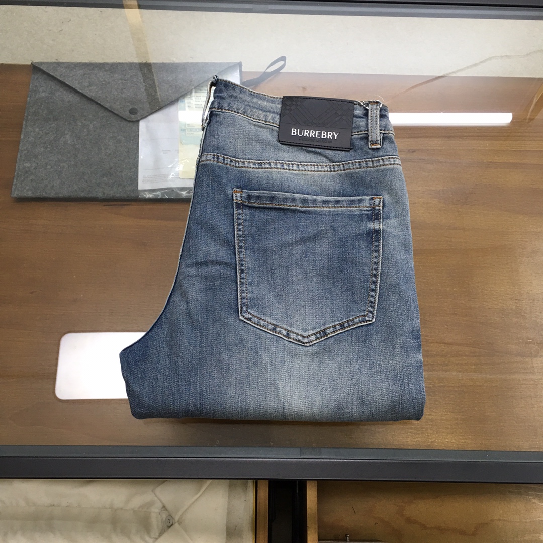 NO:154422,New product [Burebr...y] 2025 spring and summer new style new men's jeans!  Trade-level OEM products are extremely rare. The exquisite and exquisite production process has reached the ultimate effect. Classic styles, original color cotton materials, and classic plain woven twill denim surfaces are woven by old-fashioned woven technology. They are soft, delicate, comfortable and breathable, and the original hardware accessories are washed with first-class texture!  Size 29-38,3537.,burberry,jeans,alexander wang19860909新品【Burebr...y】 2025春夏新款 新款男士牛仔裤！ 贸易级别的代工品,数量极其稀少.精良精细的制作工艺程度已经达到极致效果.经典绝伦的款式,原色棉料,经典的平织斜纹牛仔布面经由老式梭织工艺机织.柔软细腻舒适透气,原版五金配件水洗,质感一流！尺码29-38,3537.,,burberry,jeans,alexander wang,Men's clothing